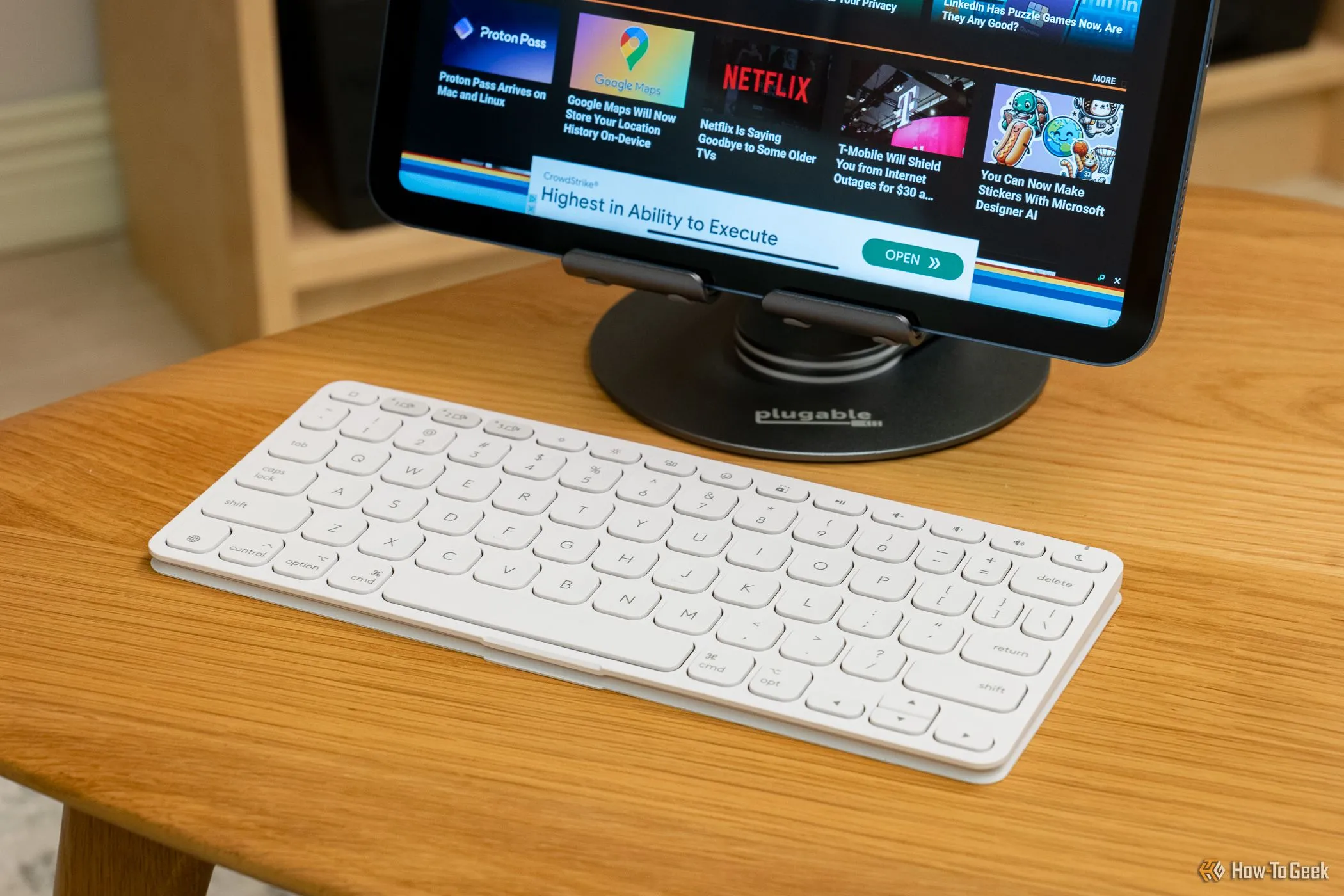 Bàn phím Logitech Keys-To-Go 2 đặt trên bàn làm việc cạnh iPad