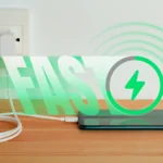 Biểu tượng sạc nhanh hiển thị trên màn hình điện thoại đang sạc, minh họa công nghệ sạc nhanh