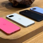 Các mẫu điện thoại Google Pixel 9a với nhiều màu sắc khác nhau đặt úp trên mặt bàn