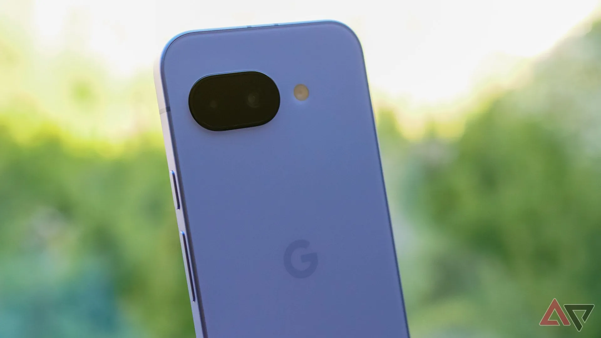 Cận cảnh module camera sau của Google Pixel 9a