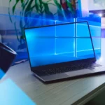 Chiếc laptop minh họa cổng USB-C cần được chuẩn hóa trên Windows 11