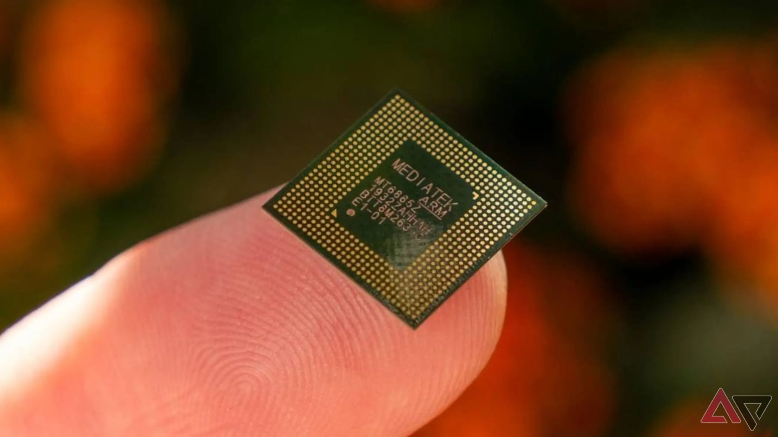 Chipset MediaTek Dimensity được cầm trên tay, đại diện cho hiệu năng xử lý