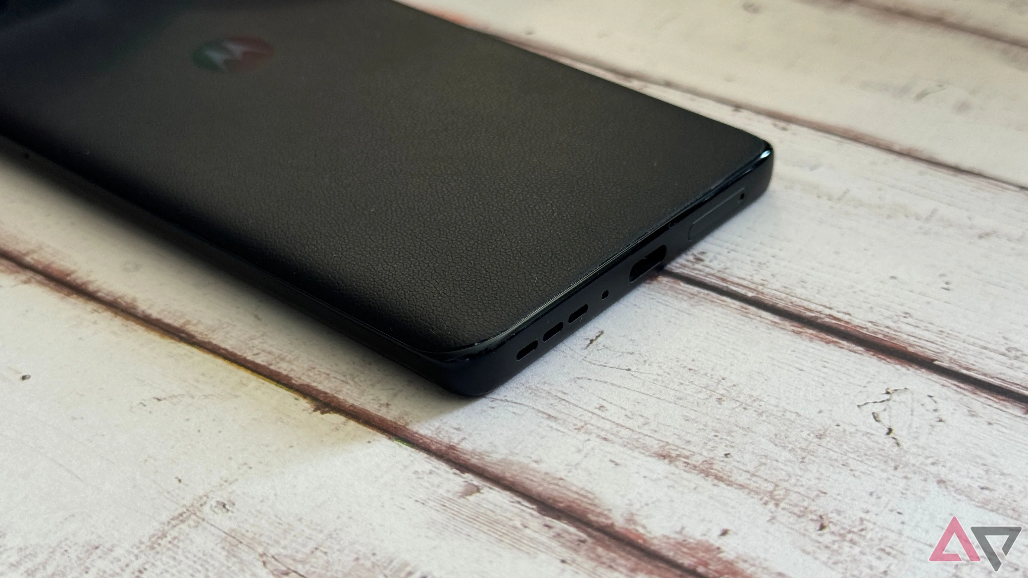 Cổng USB-C trên cạnh dưới của điện thoại Moto Edge, hỗ trợ sạc nhanh