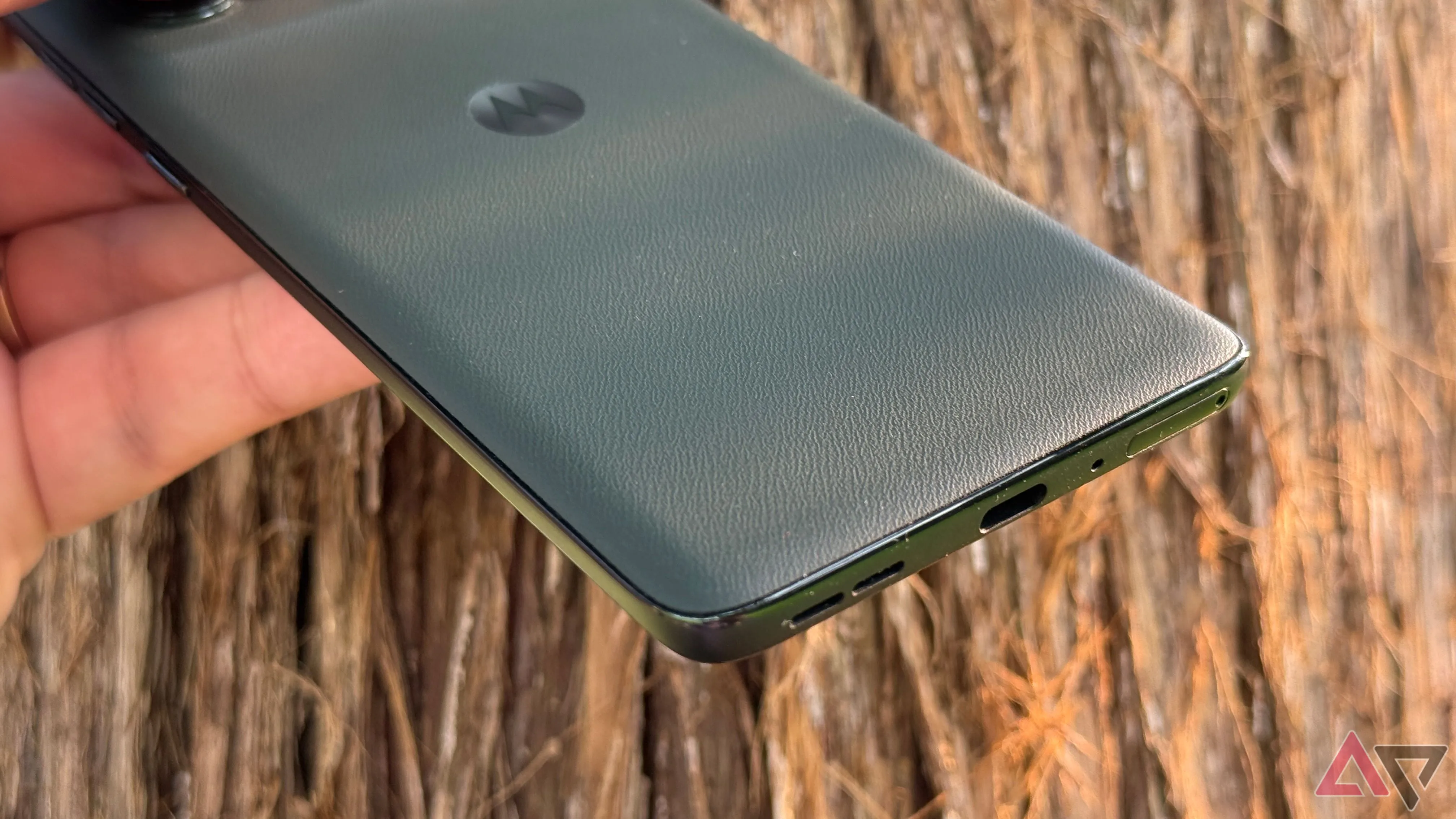 Cổng USB-C trên điện thoại Motorola Edge 2025