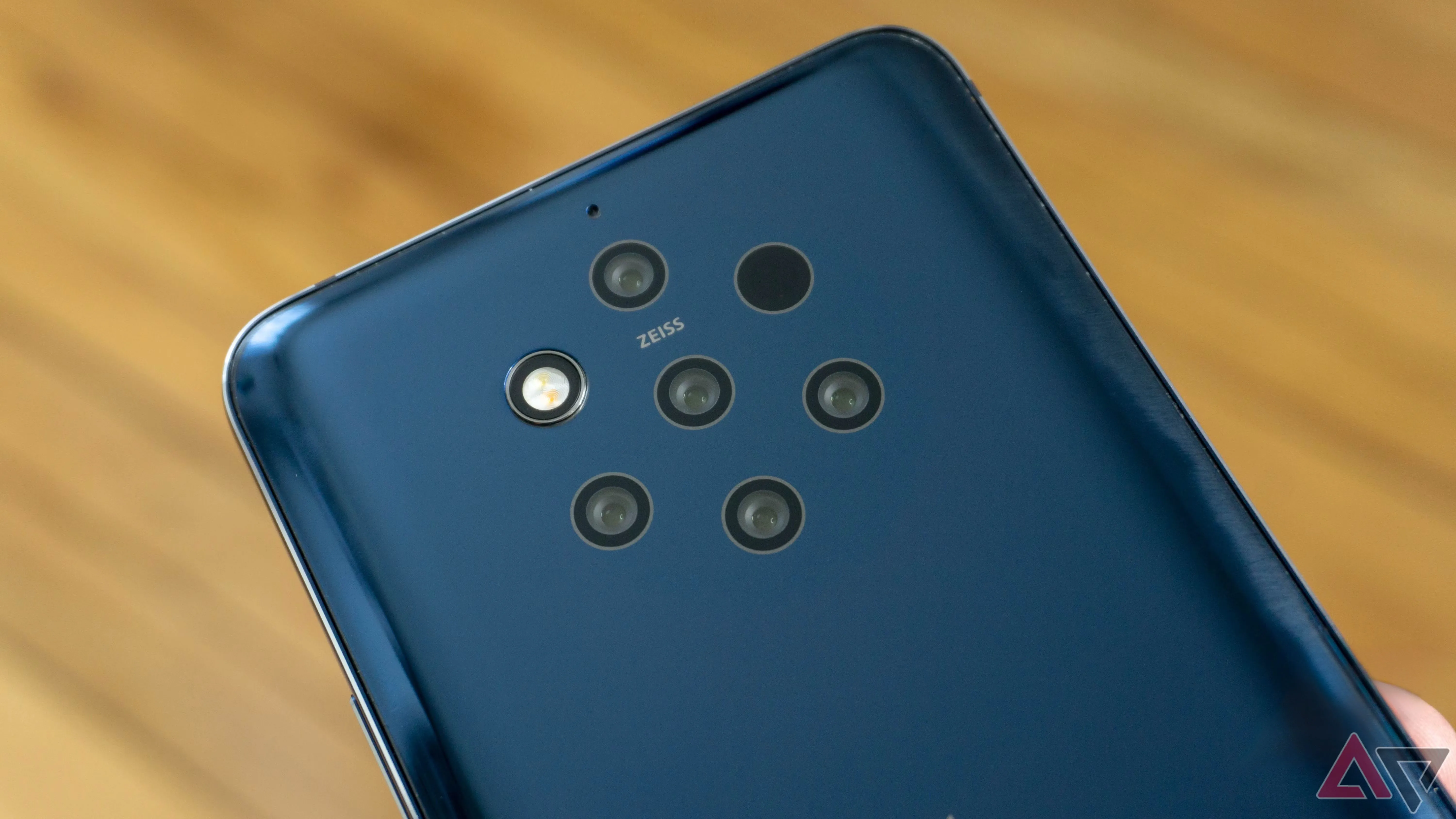 Cụm camera đa ống kính hình nhện độc đáo ở mặt lưng điện thoại Nokia 9 PureView, là điểm nhấn công nghệ nhưng lại gây ra vấn đề xử lý ảnh chậm.