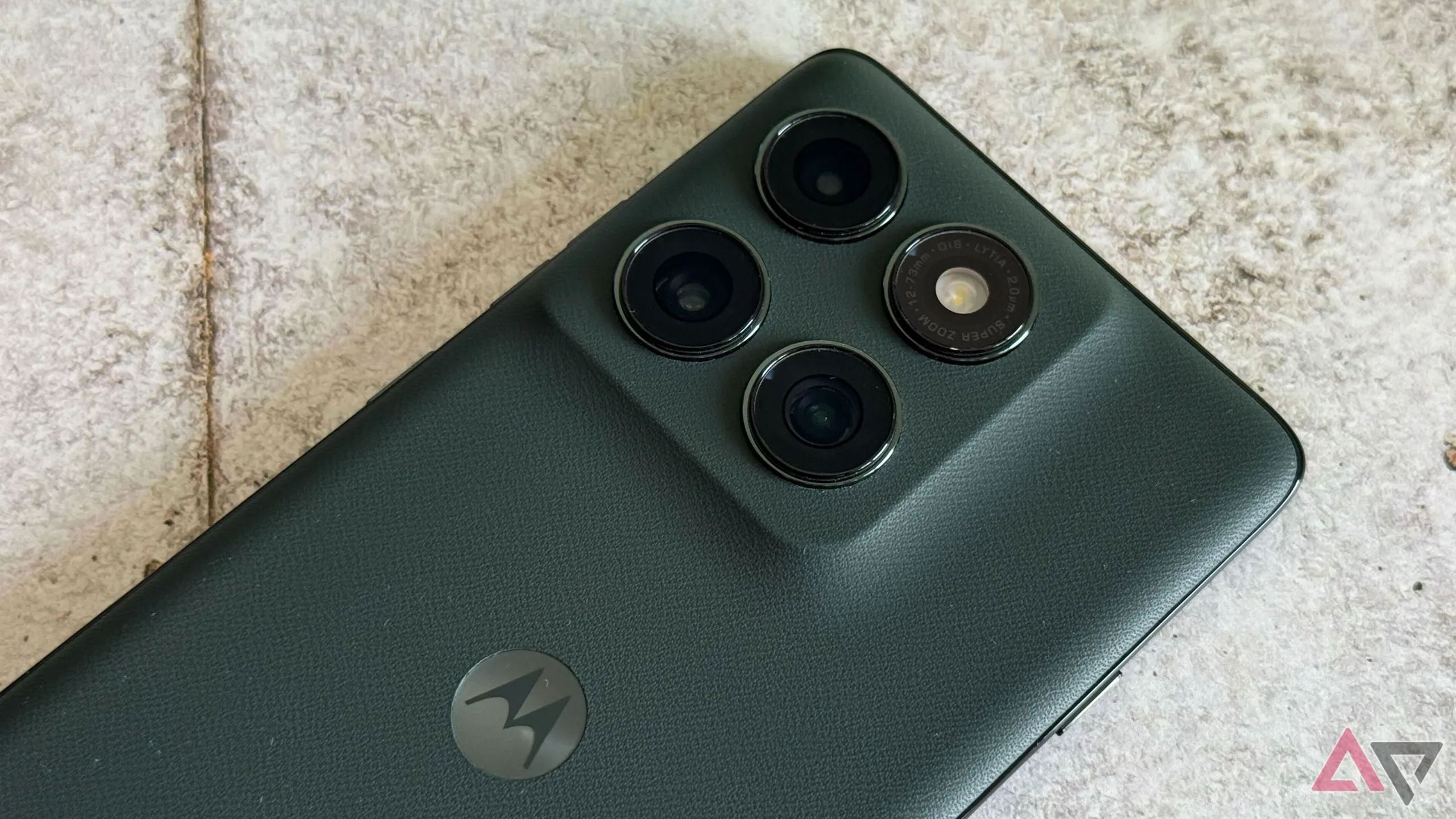 Cụm camera sau của Moto Edge 2025 với ba ống kính: chính, siêu rộng và tele