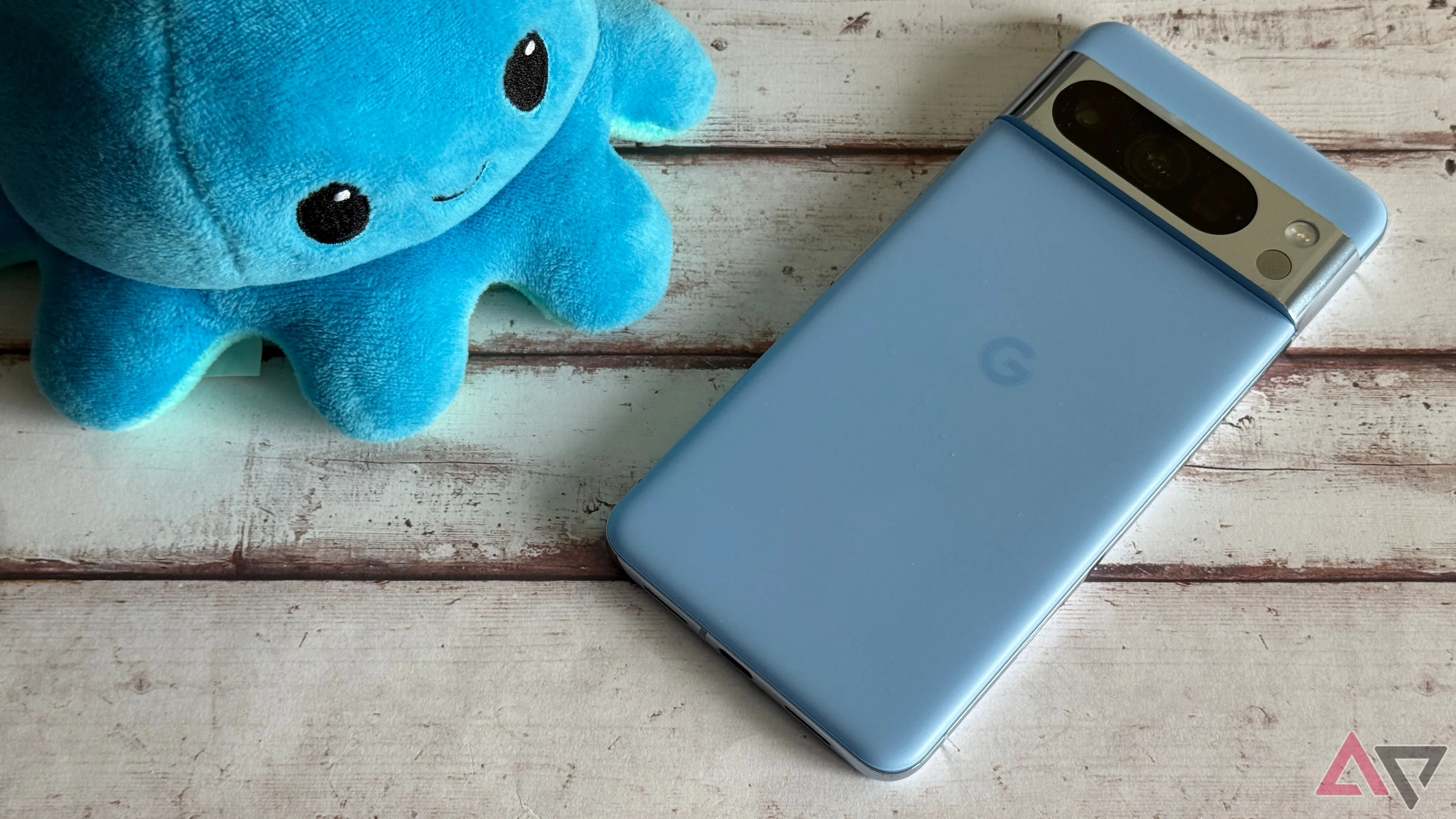 Điện thoại Google Pixel 8 Pro đặt trên bàn, thể hiện thiết kế phần cứng của dòng Pixel