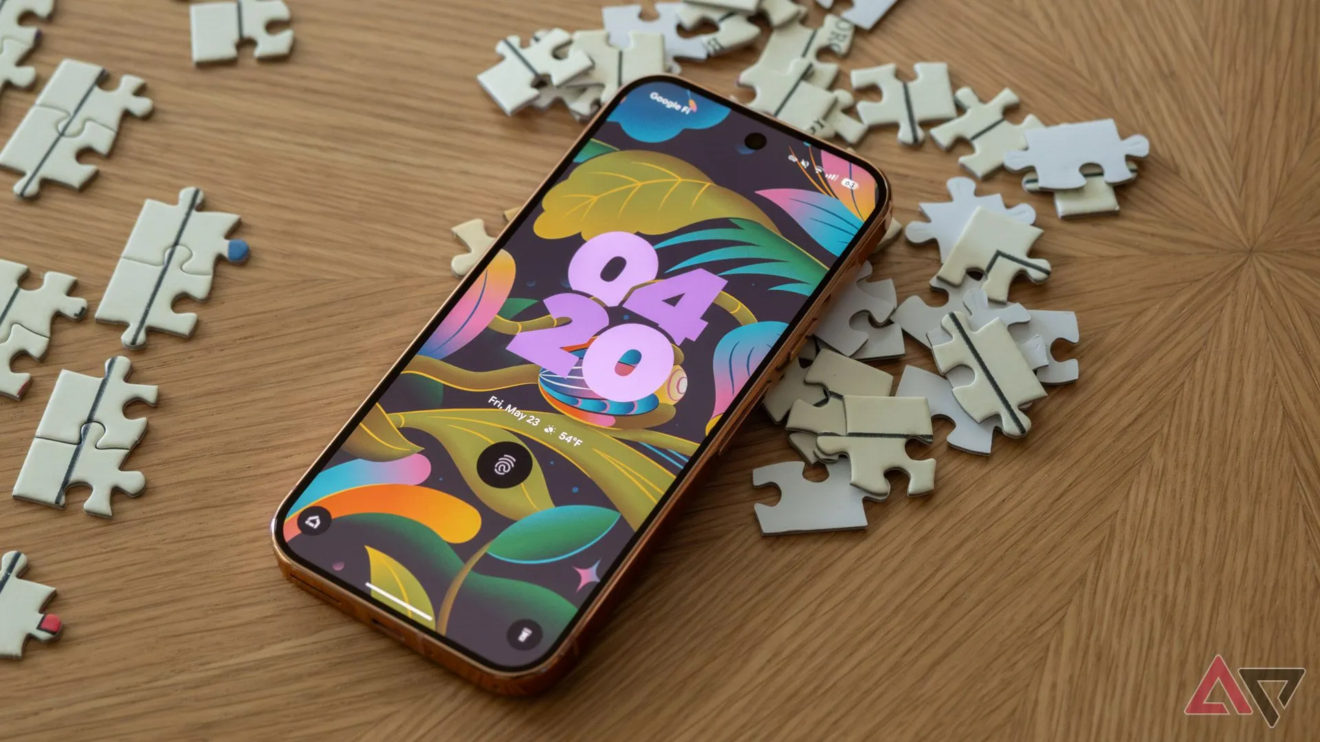 Điện thoại Google Pixel 9 Pro hiển thị màn hình khóa, đặt trên các mảnh ghép