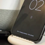 Điện thoại Google Pixel đang sạc, liên quan đến tính năng tối ưu sức khỏe pin sắp ra mắt.