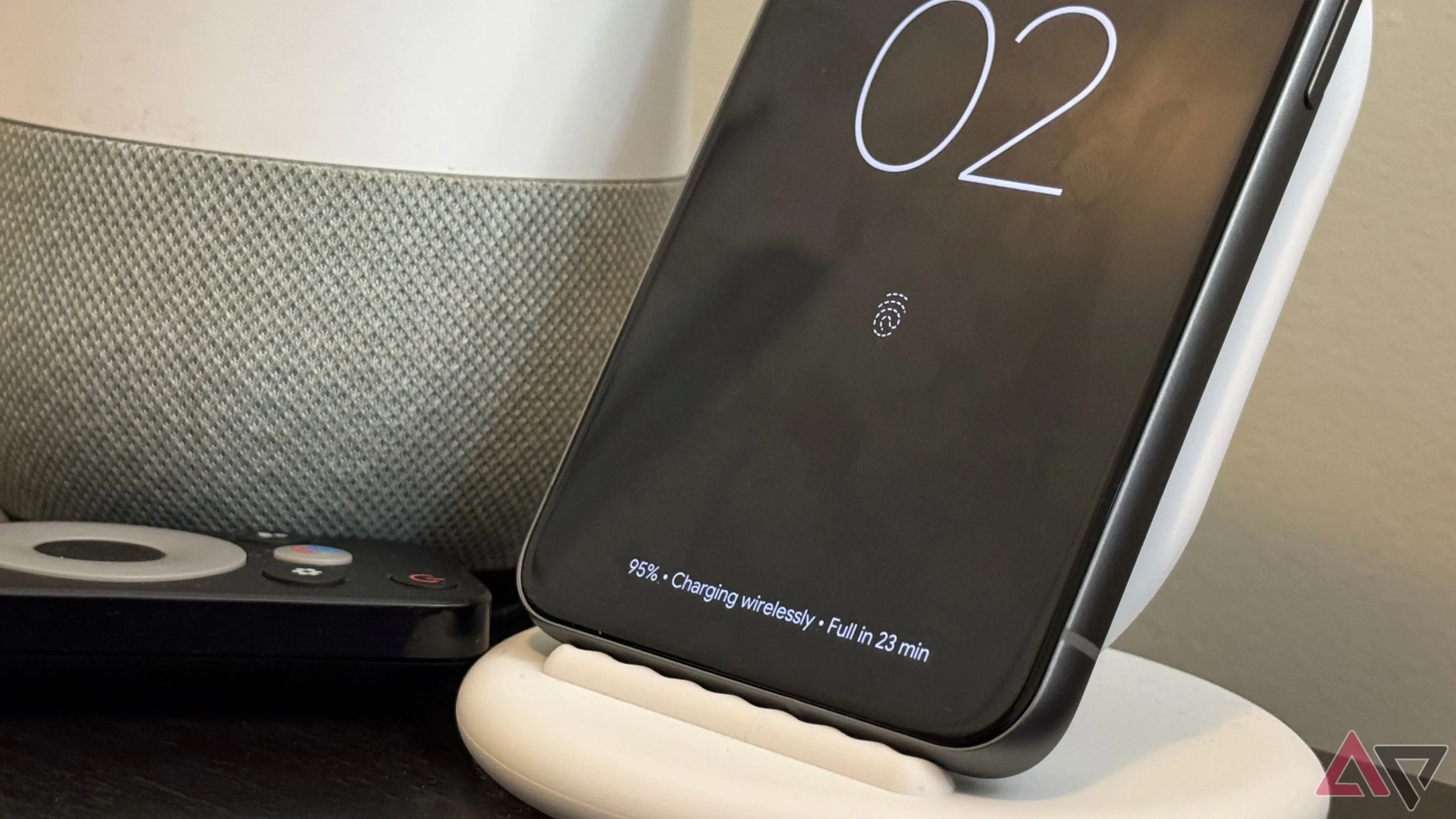 Điện thoại Google Pixel đang sạc, liên quan đến tính năng tối ưu sức khỏe pin sắp ra mắt.