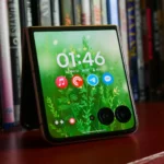 Điện thoại Moto Razr Ultra màu xanh dương đặt trên giá sách, màn hình ngoài hiển thị nội dung