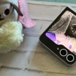 Điện thoại Samsung Galaxy Z Flip hiển thị hình ảnh mèo, đại diện dòng Z Flip sắp có phiên bản FE