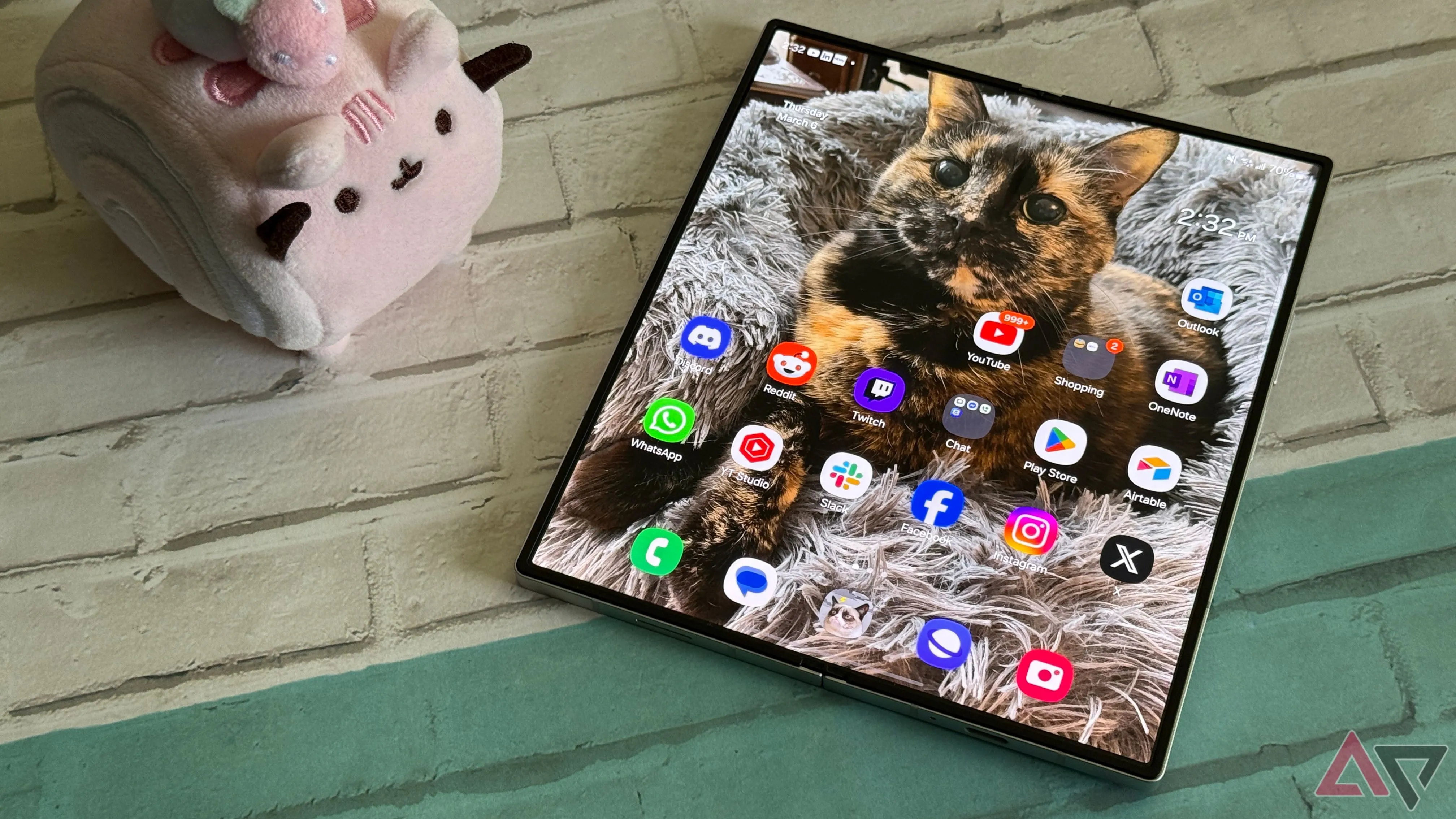Điện thoại Samsung Galaxy Z Fold 6 đang mở với hình nền Pusheen chú mèo