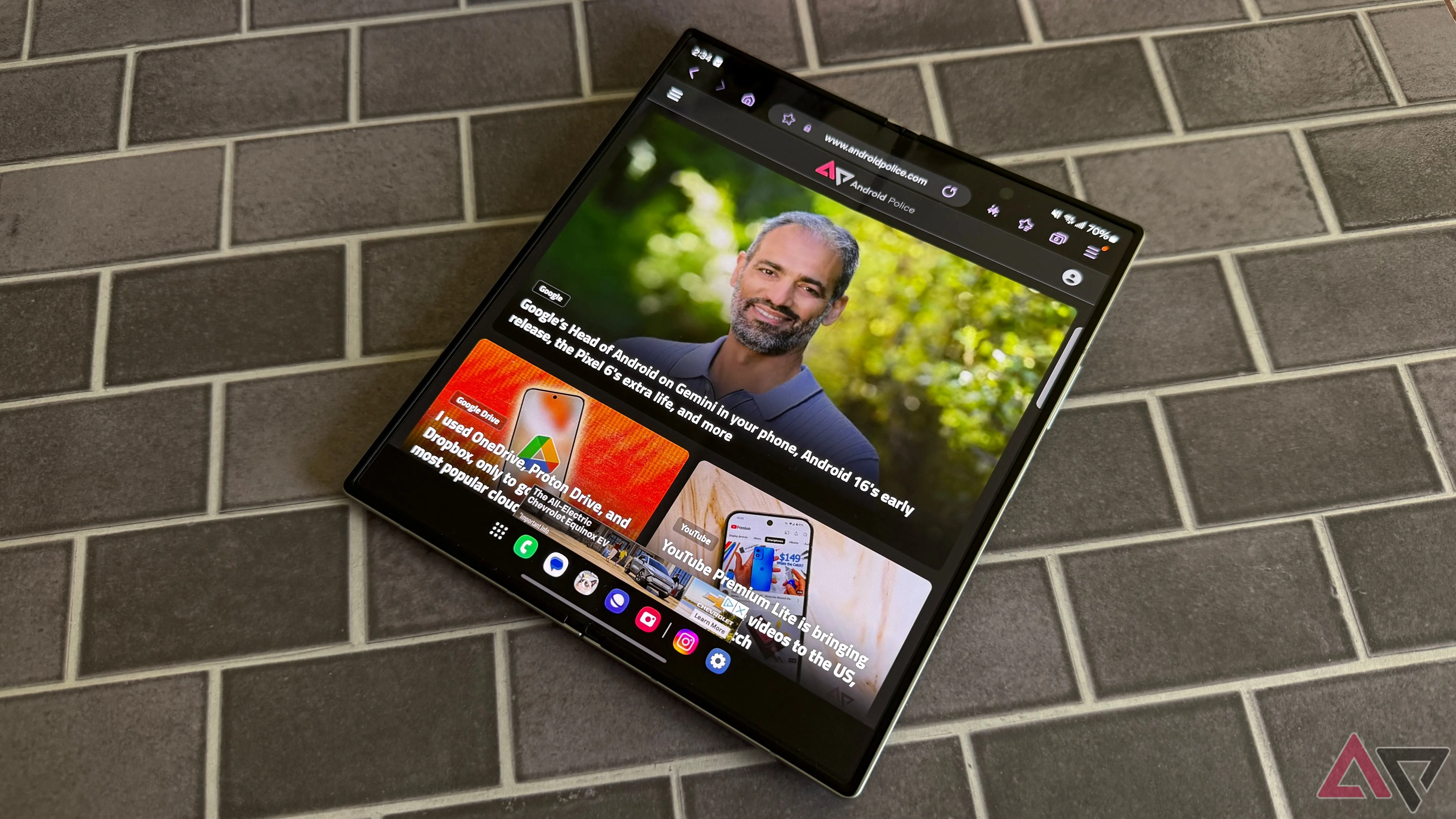 Điện thoại Samsung Galaxy Z Fold 6 hiển thị trang web Android Police, minh họa việc cập nhật tin tức công nghệ