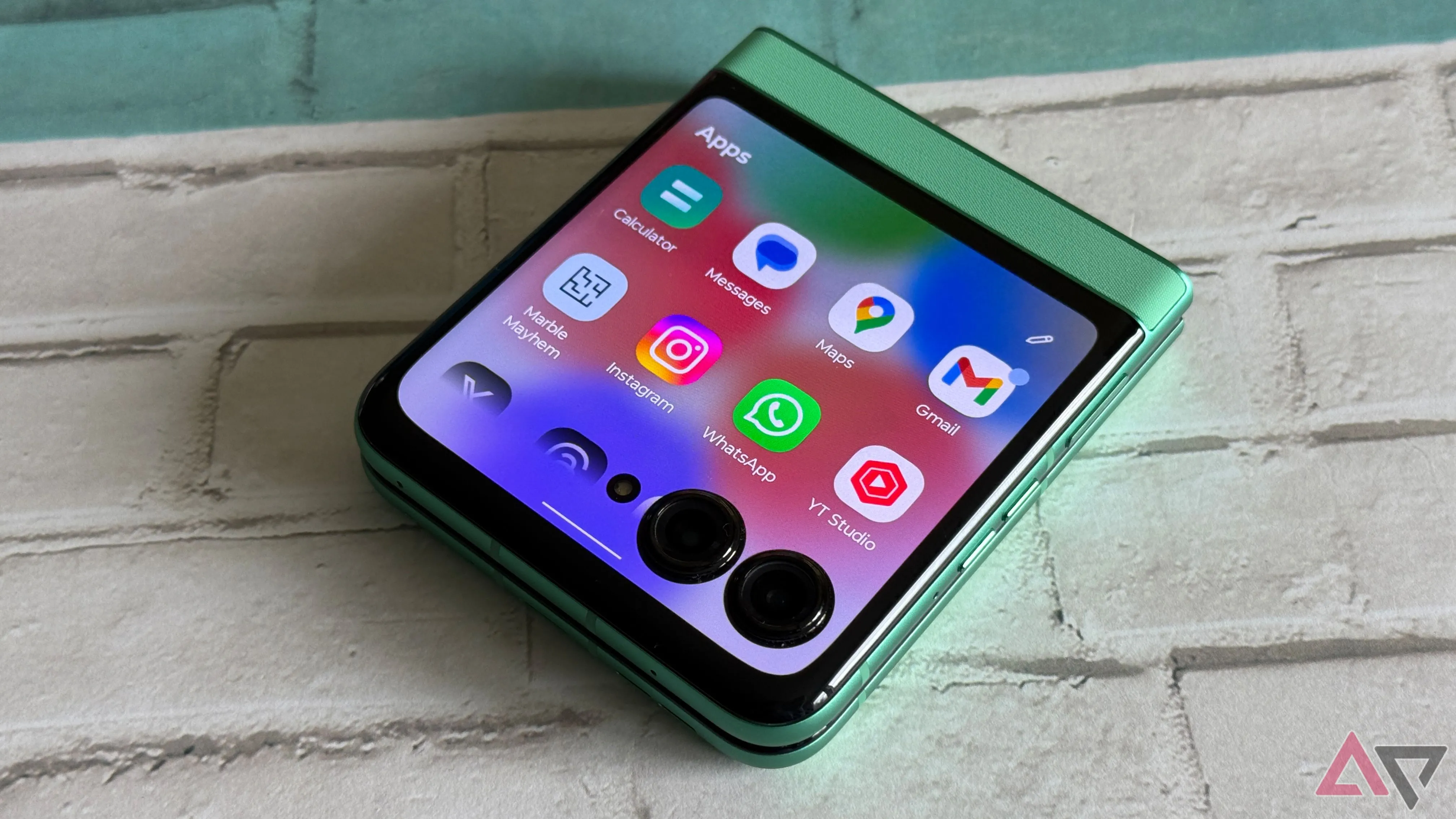 Giao diện các ứng dụng chạy trên màn hình ngoài đa năng của Motorola Razr 2025.