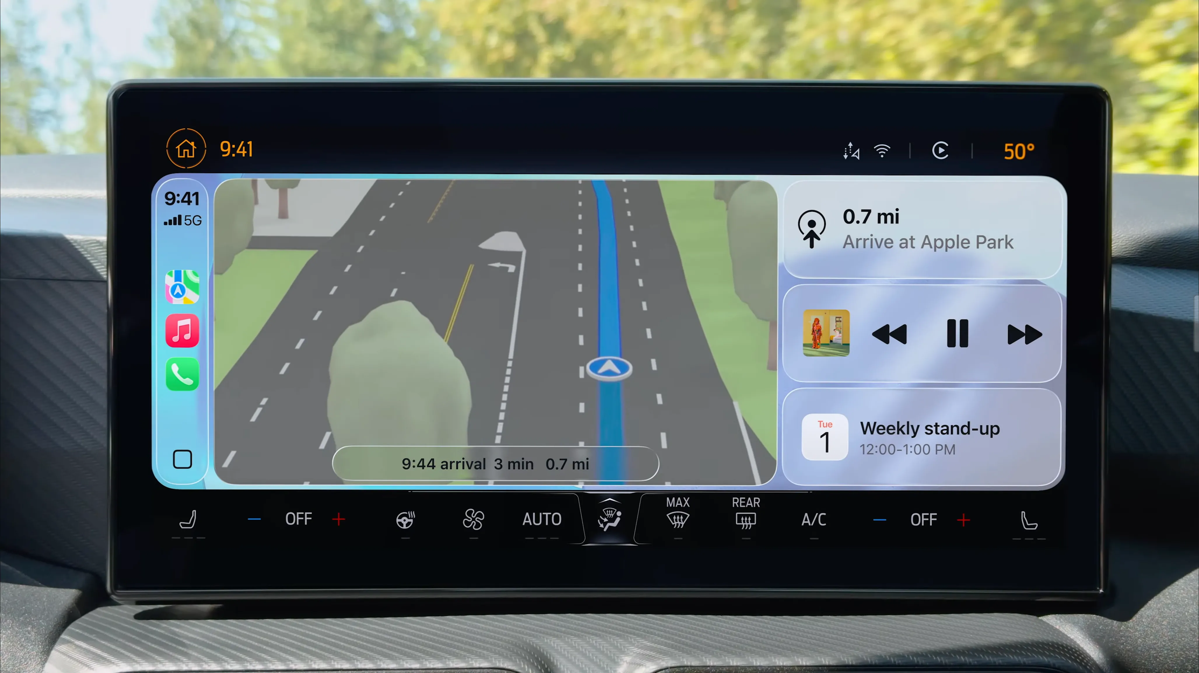 Giao diện CarPlay mới trong iOS 26 với thiết kế Liquid Glass.