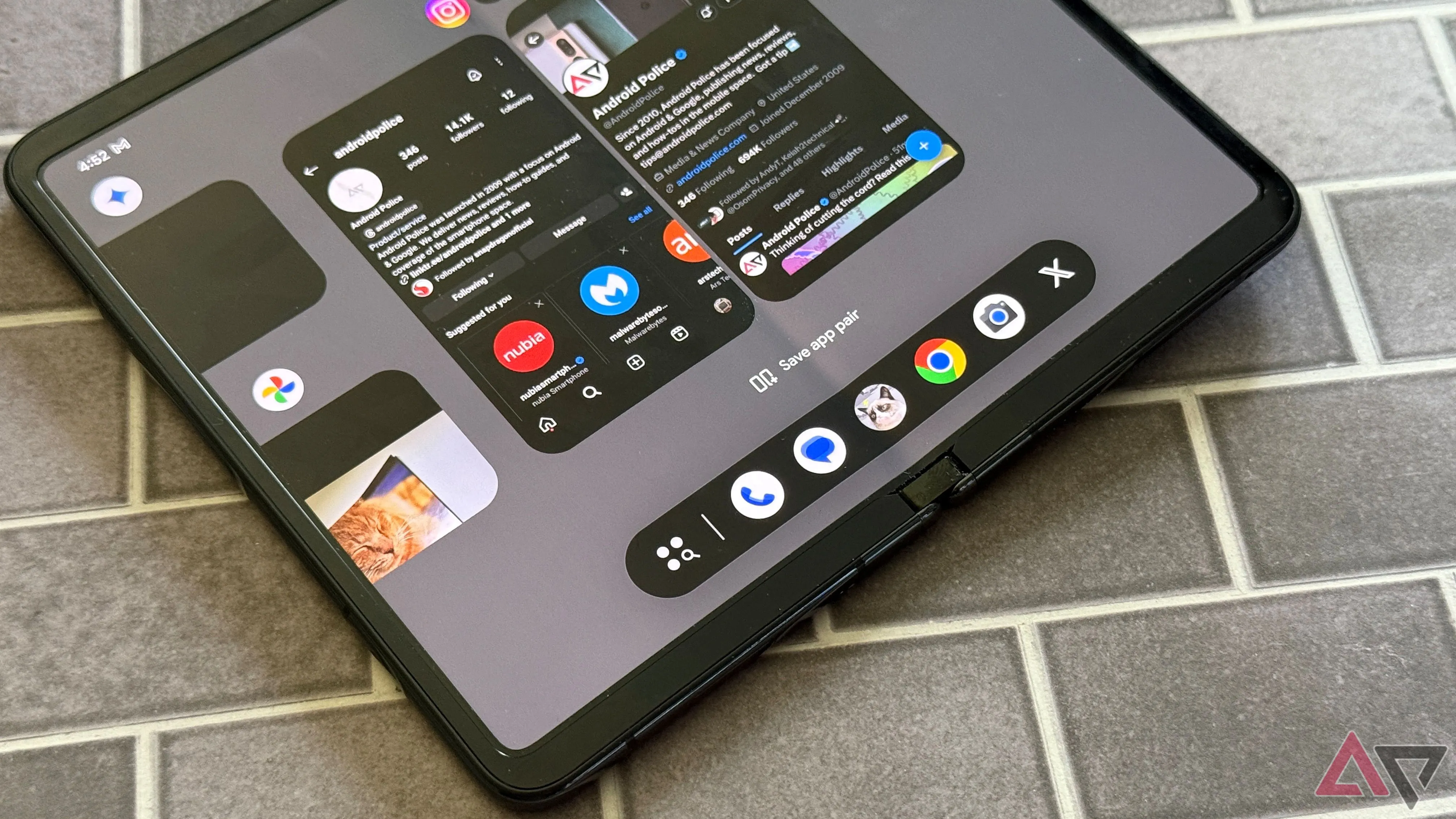 Giao diện chia đôi màn hình (App Pair) trên Google Pixel Fold, tối ưu đa nhiệm.