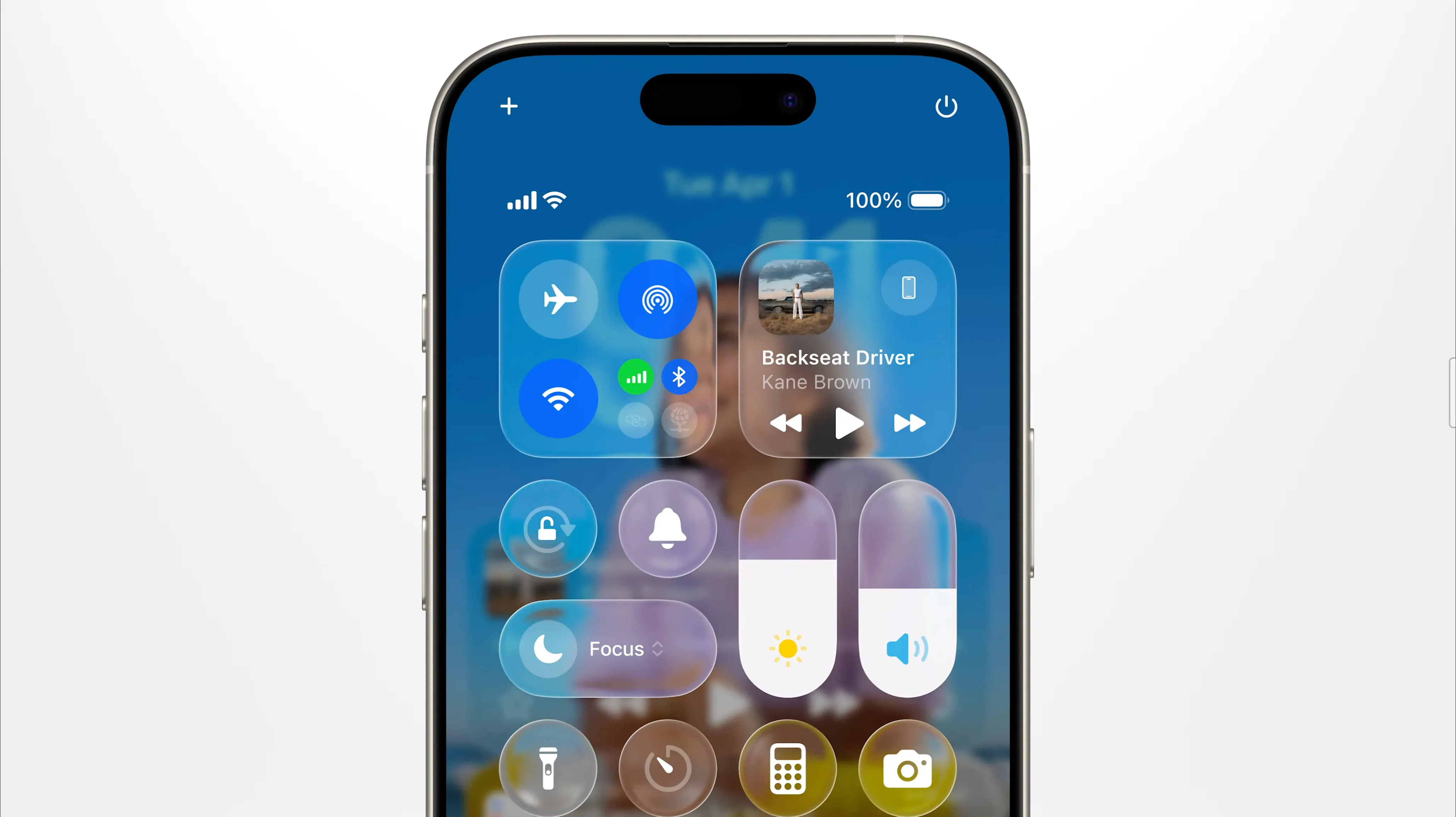 Giao diện Trung tâm điều khiển (Control Center) của iOS 26 với hiệu ứng &quot;Liquid Glass&quot; mờ ảo.