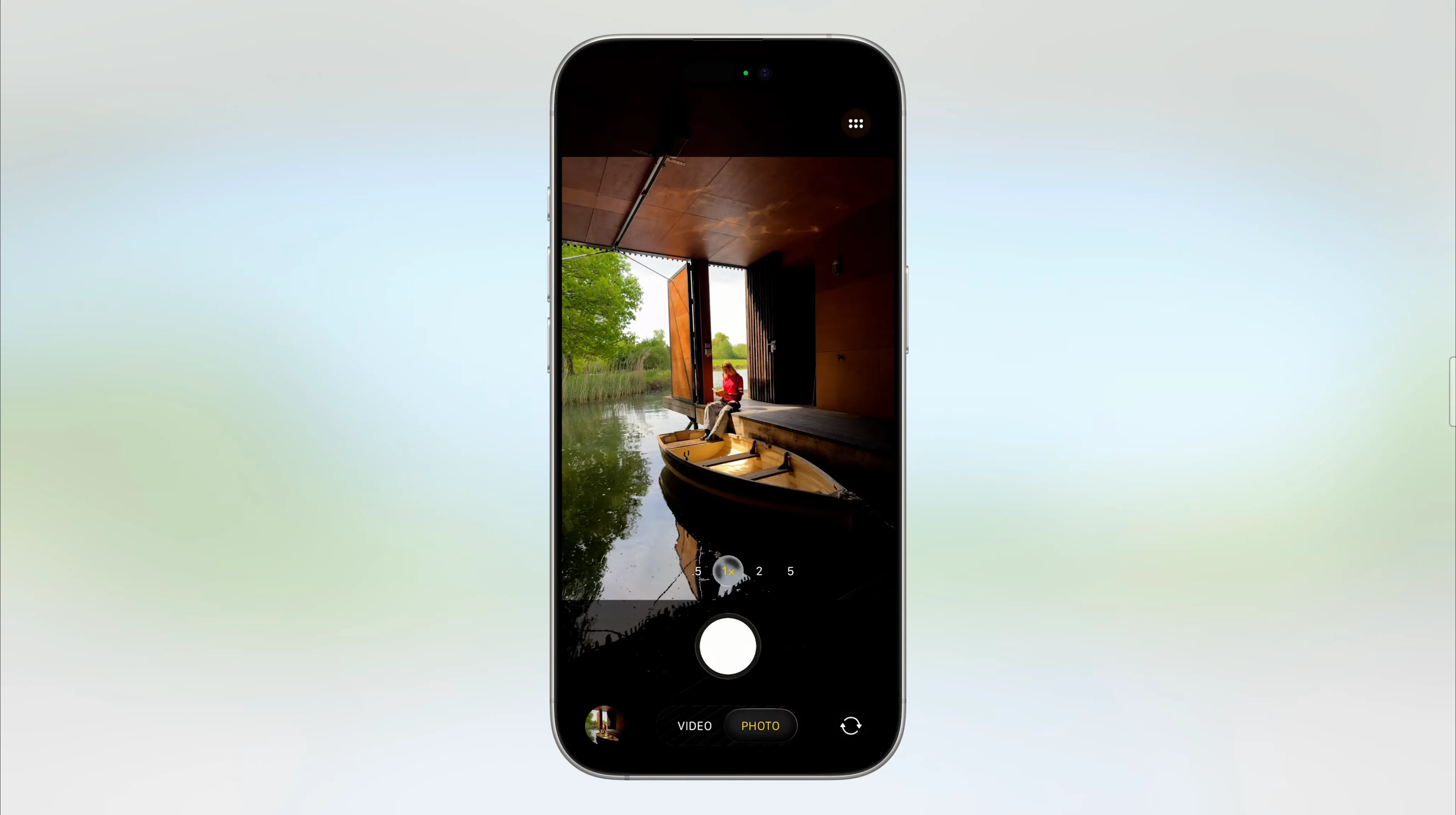 Giao diện ứng dụng Camera mới trong iOS 26 với khung ngắm lớn hơn.