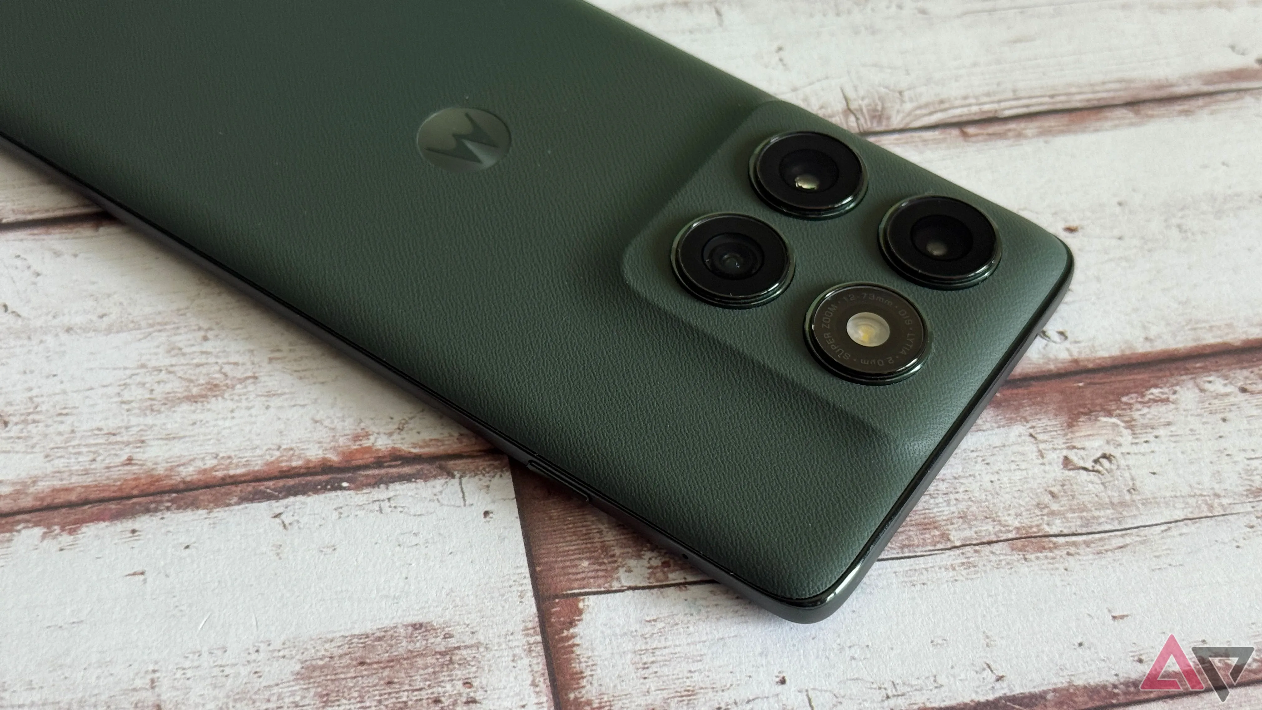 Góc nhìn từ trên xuống cụm camera trên Motorola Edge 2025
