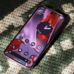 Google Pixel 9 Pro đặt trên thảm, minh họa dòng sản phẩm tiền nhiệm của Pixel 10 Series, liên quan đến thảo luận ngày ra mắt và giá bán