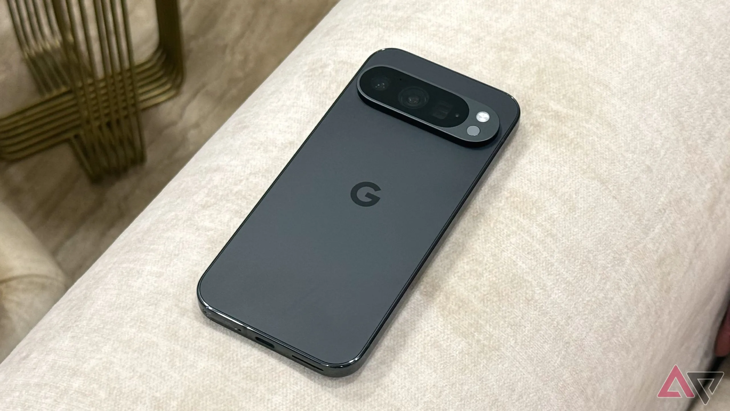 Google Pixel 9 Pro - mẫu điện thoại Pixel tiền nhiệm của Pixel 10, được phân tích hiệu năng và nâng cấp trong bài viết này