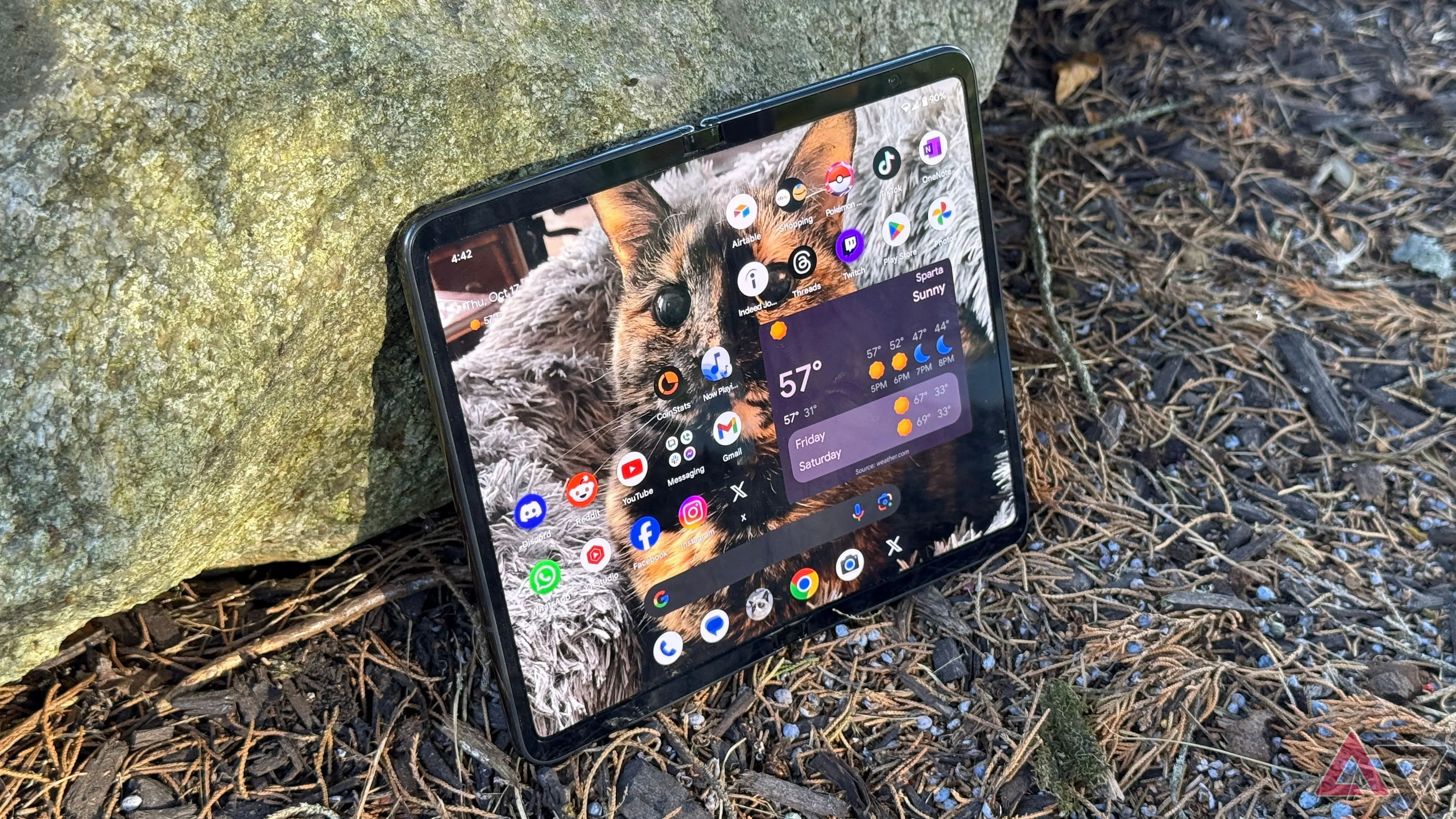 Google Pixel Fold đặt dựa vào tảng đá, nổi bật thiết kế.
