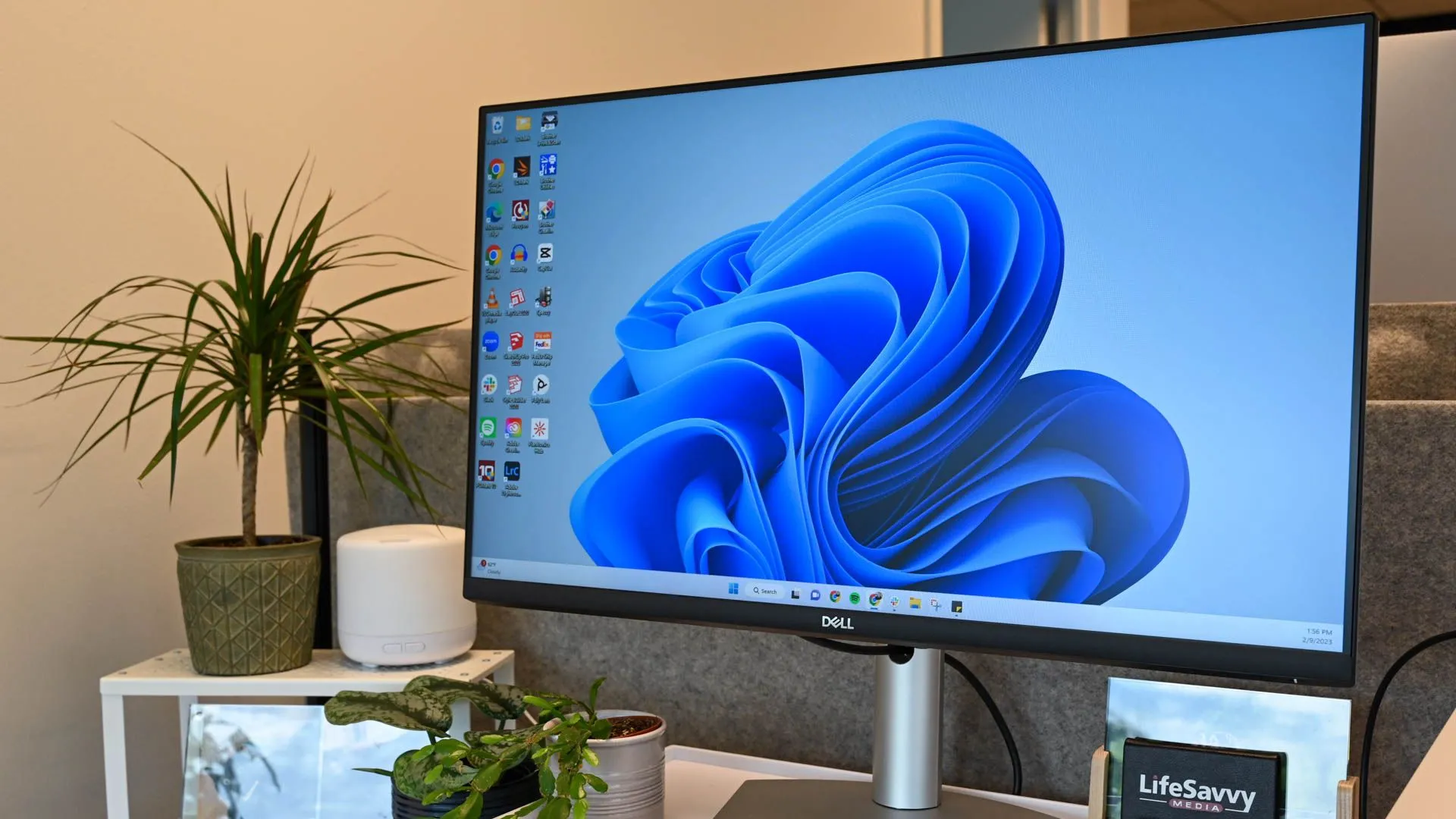Hình ảnh minh họa một máy tính chạy Windows 11, hệ điều hành tương thích với Microsoft Edit và kết nối SSH.