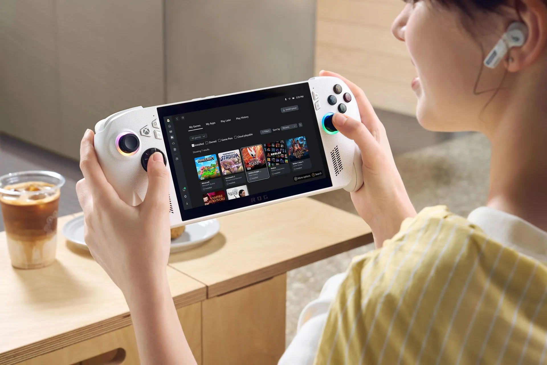 Hình ảnh quảng cáo một người đang sử dụng thiết bị Xbox ROG Ally X.