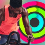 Huấn luyện viên Apple Fitness+ với vòng Hoạt động đóng sau lưng