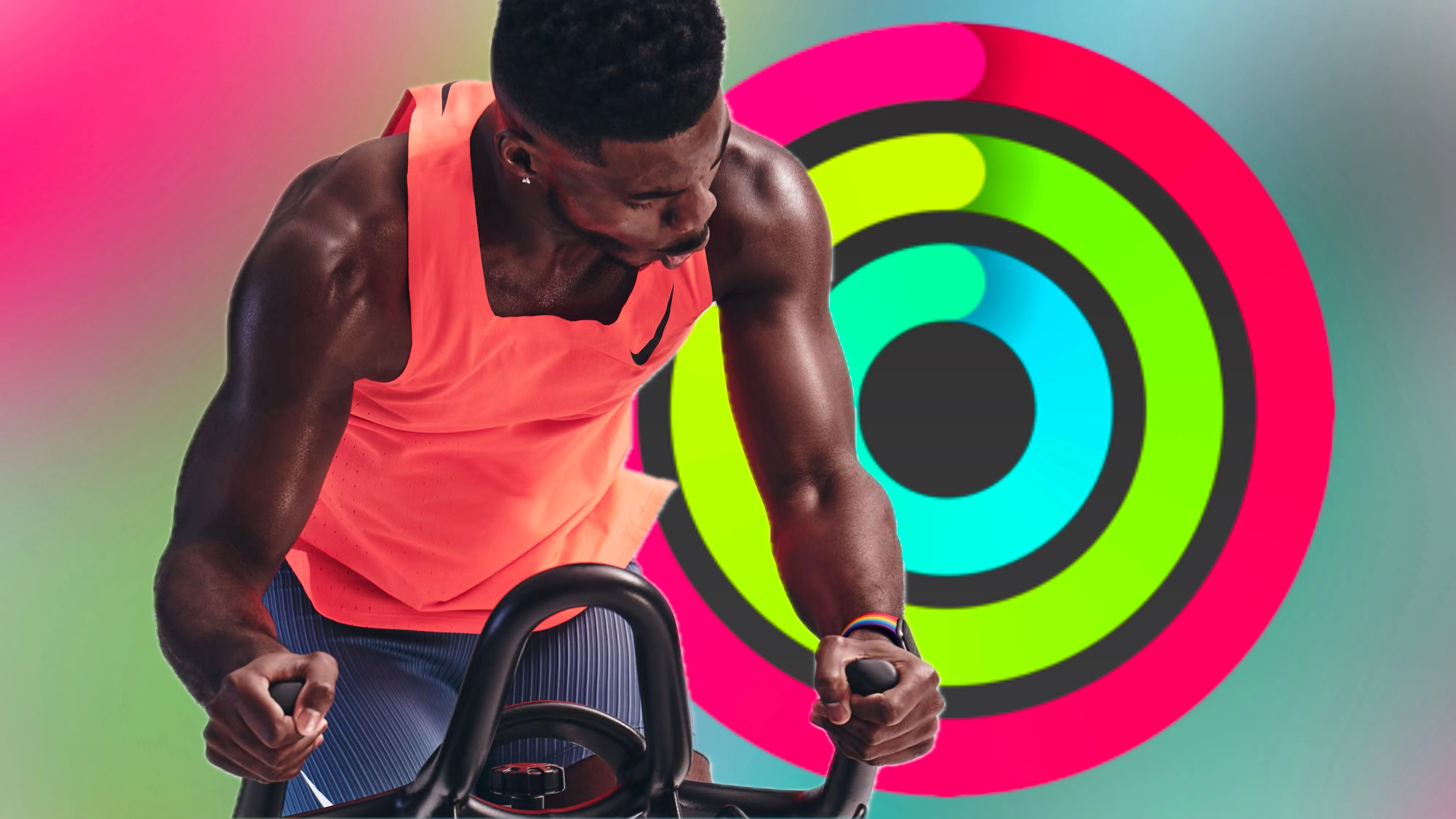 Huấn luyện viên Apple Fitness+ với vòng Hoạt động đóng sau lưng
