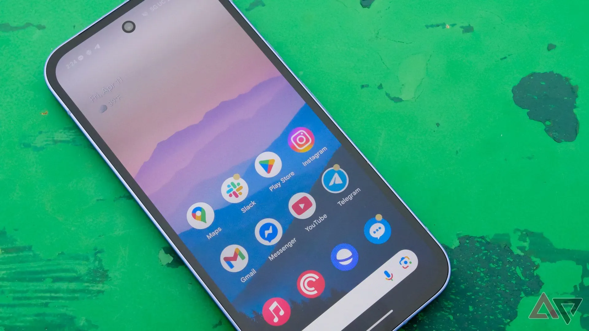 Màn hình Google Pixel 9a hiển thị nội dung ngoài trời