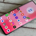 Màn hình Moto Edge 2025 hiển thị màn hình chính sáng rõ