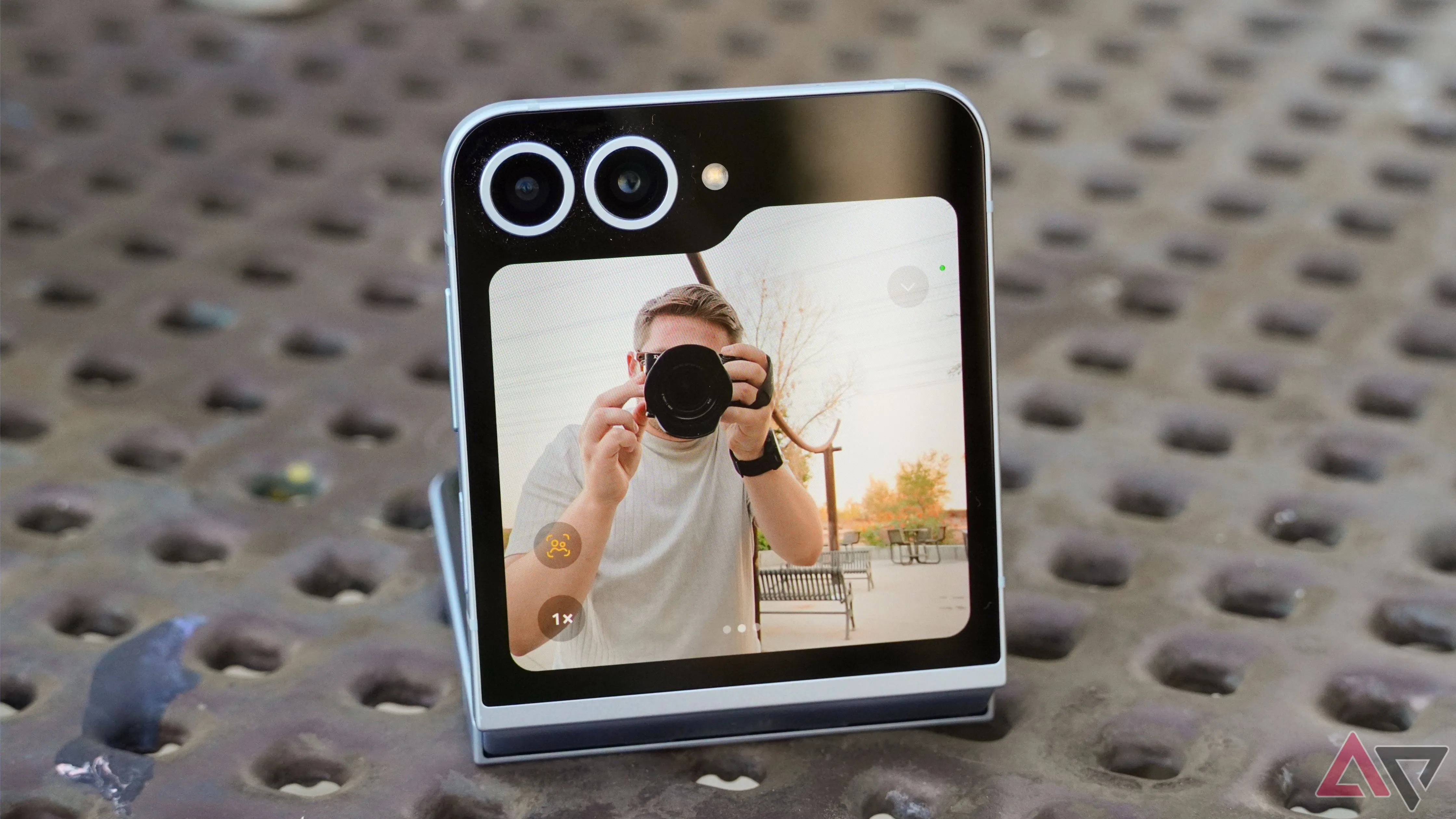 Màn hình ngoài điện thoại Samsung Galaxy Z Flip hiển thị giao diện camera chụp ảnh