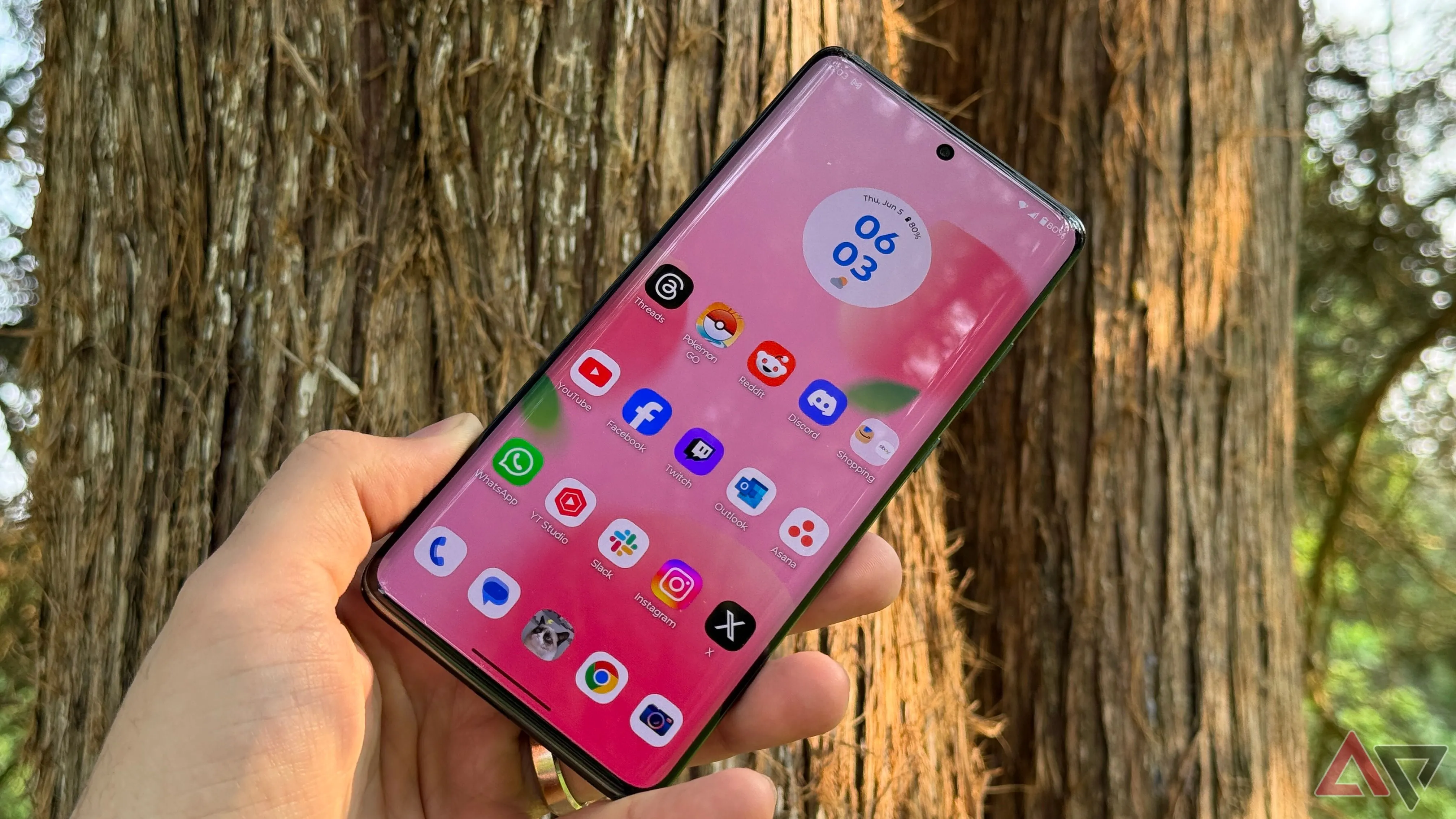 Màn hình tuyệt đẹp của Motorola Edge 2025 hiển thị ngoài trời
