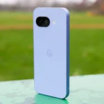 Mặt lưng màu tím của Google Pixel 9a trong khung cảnh công viên