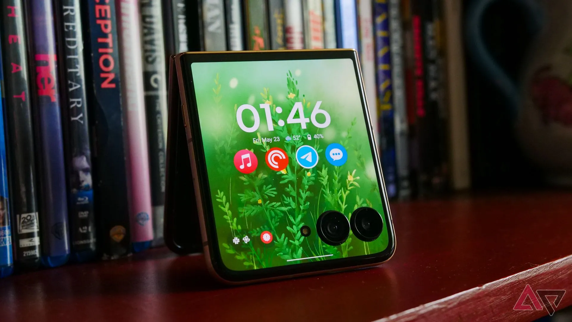 Motorola Razr Ultra 2025 đặt trên giá sách hiển thị màn hình ngoài Flex View lớn.