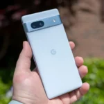 Người dùng cầm điện thoại Google Pixel