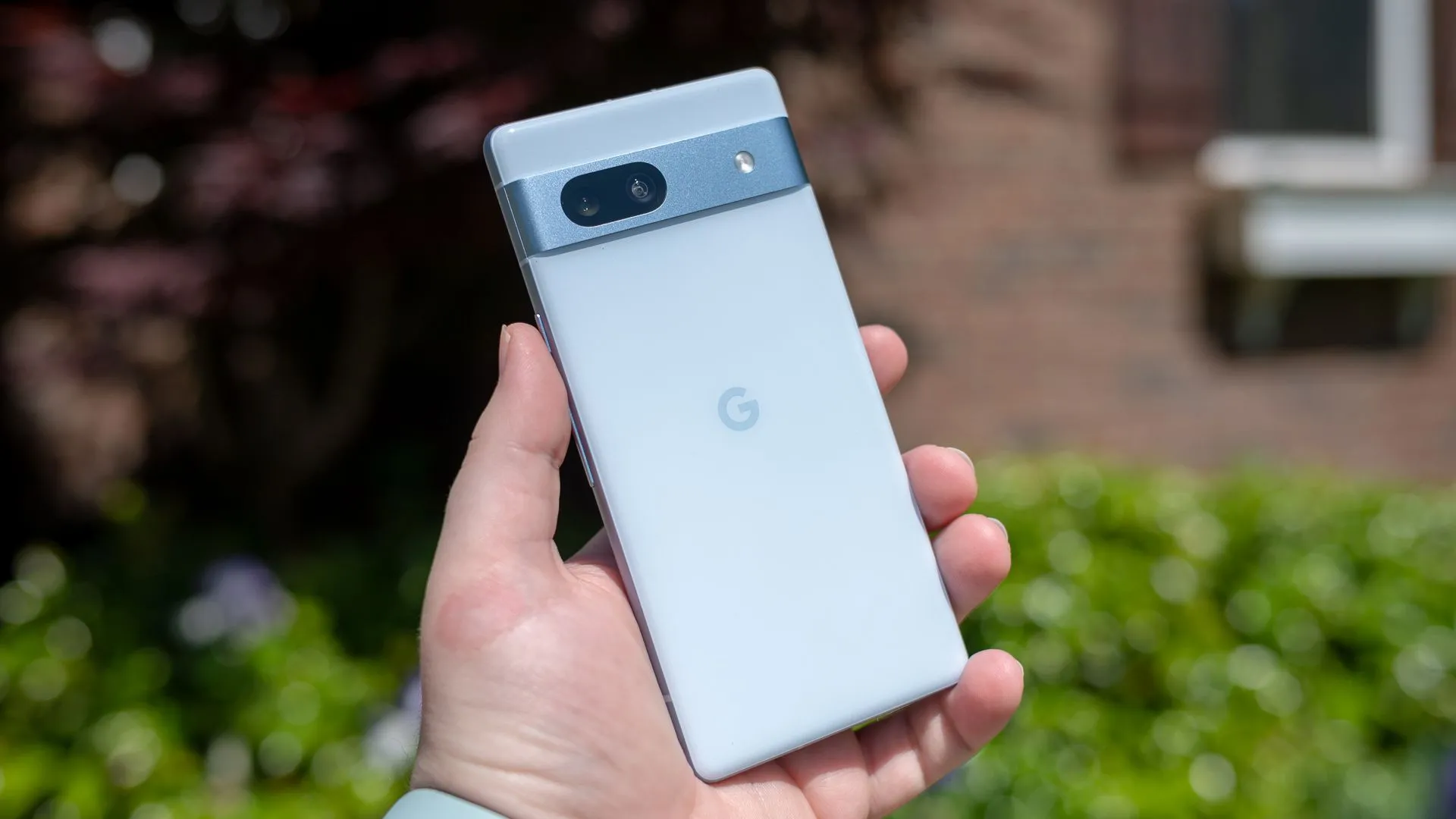 Người dùng cầm điện thoại Google Pixel
