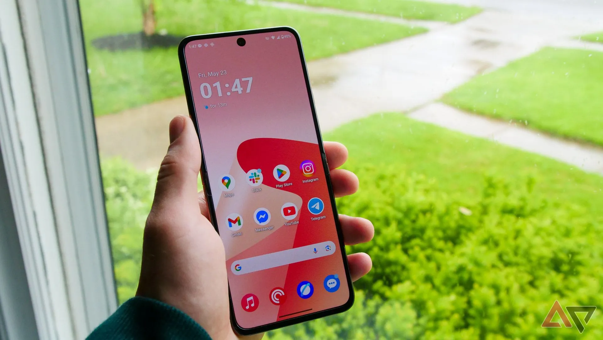 Người dùng cầm điện thoại Motorola Razr Ultra 2025 cho thấy kích thước và kiểu dáng khi gập.