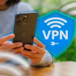 Người dùng iPhone với biểu tượng lá chắn VPN
