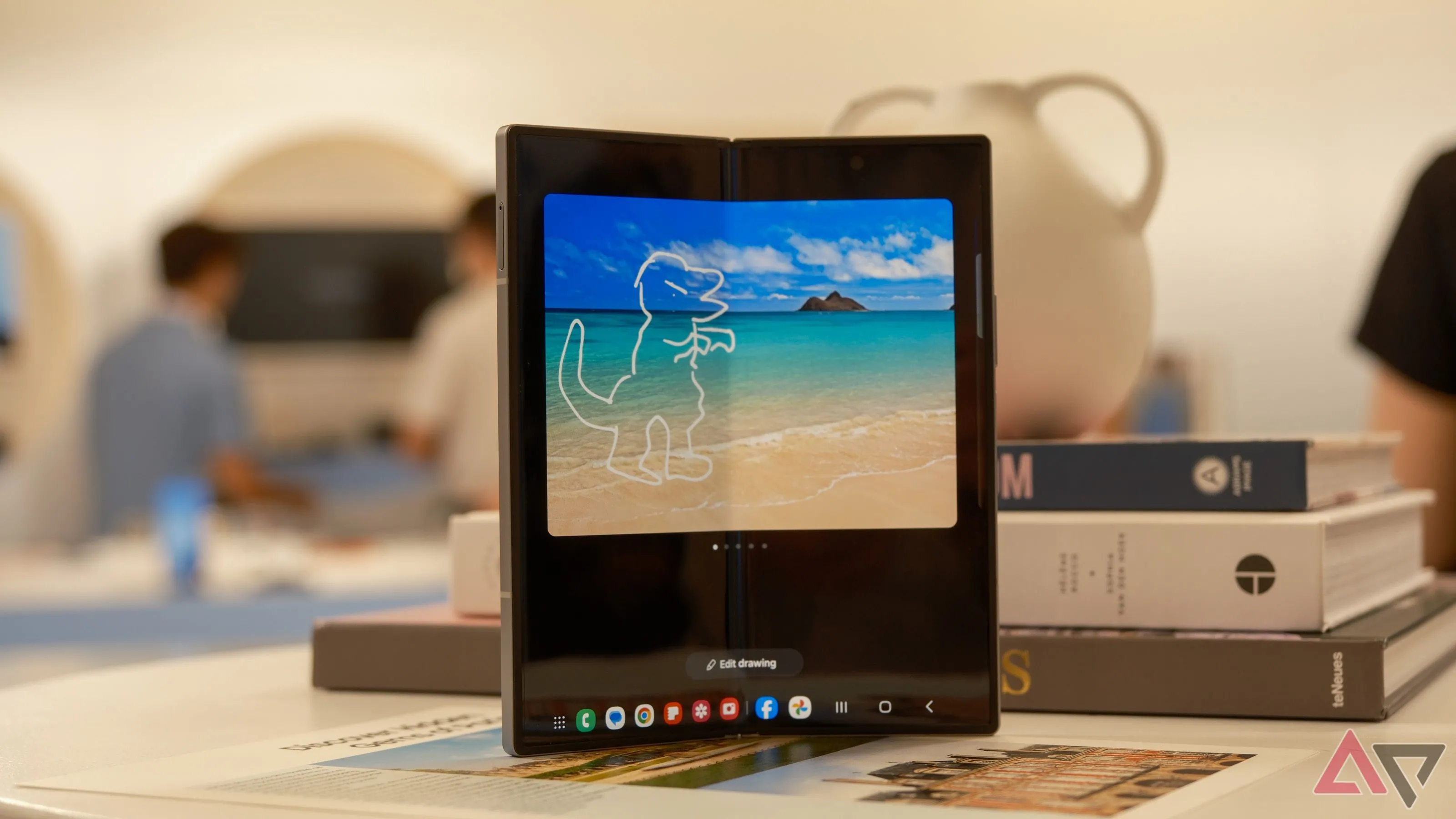 Samsung Galaxy Z Fold 6 hiển thị hình ảnh vẽ bằng AI, minh họa khả năng sáng tạo trên dòng điện thoại gập Z Fold