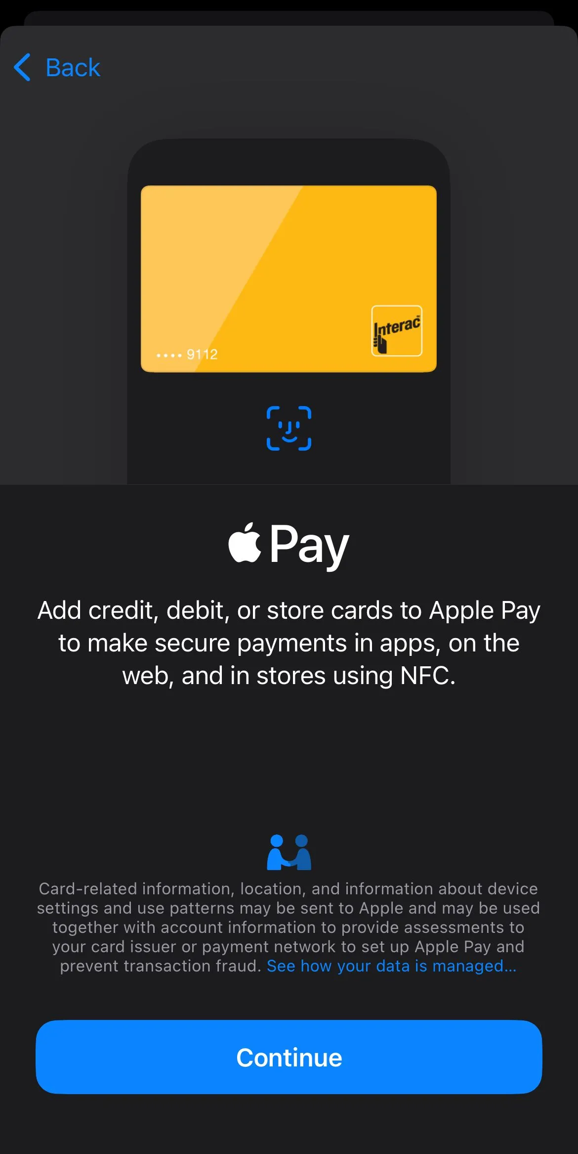 Thao tác thêm thẻ tín dụng hoặc ghi nợ vào Apple Wallet bằng cách quét camera