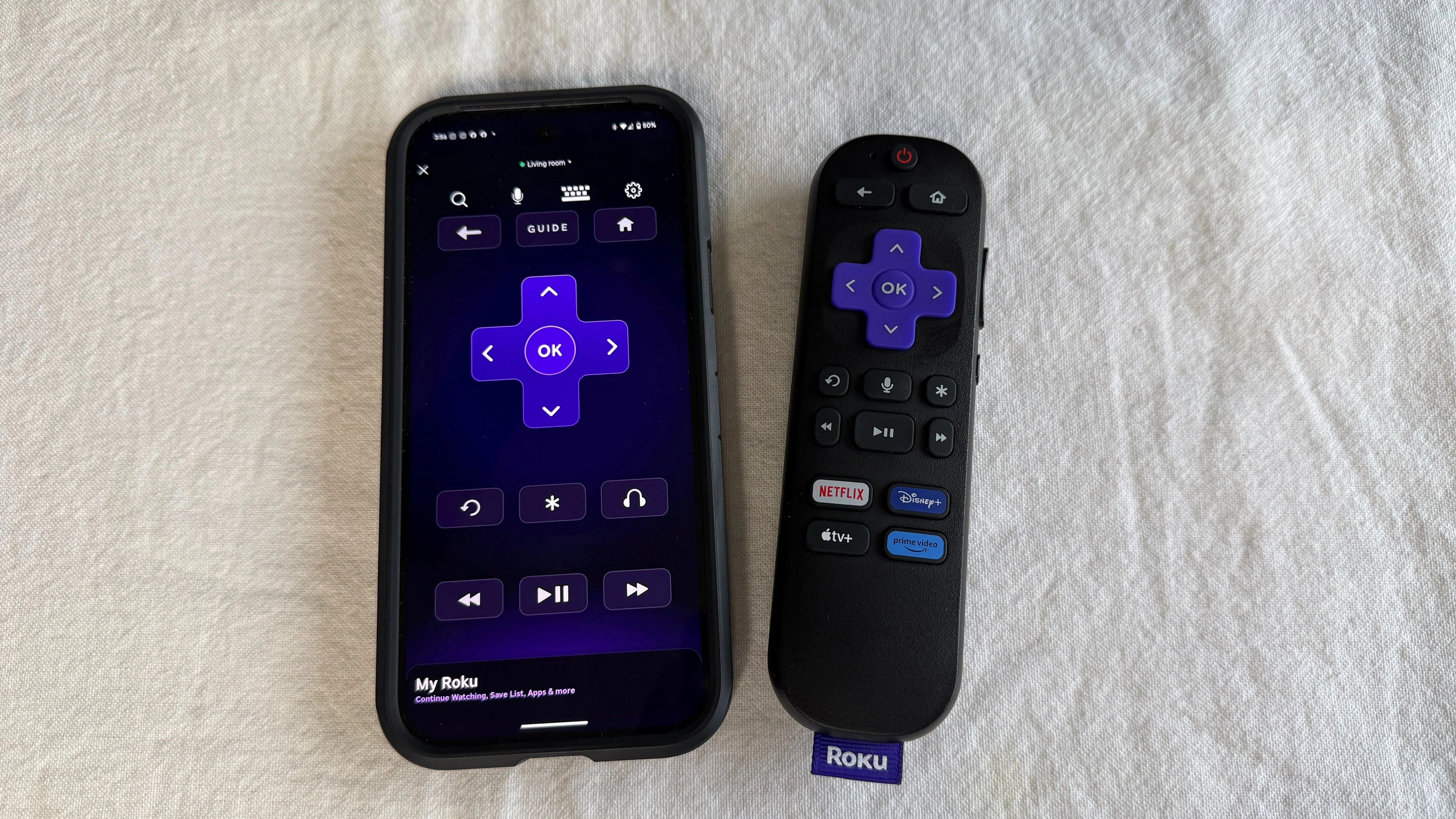 Thiết bị stream Roku Express 4K Plus và các loại remote điều khiển