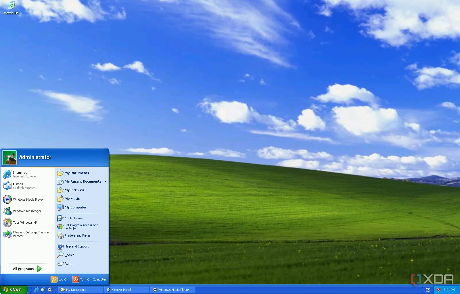 Ảnh chụp màn hình của máy tính để bàn Windows XP với hình nền Bliss