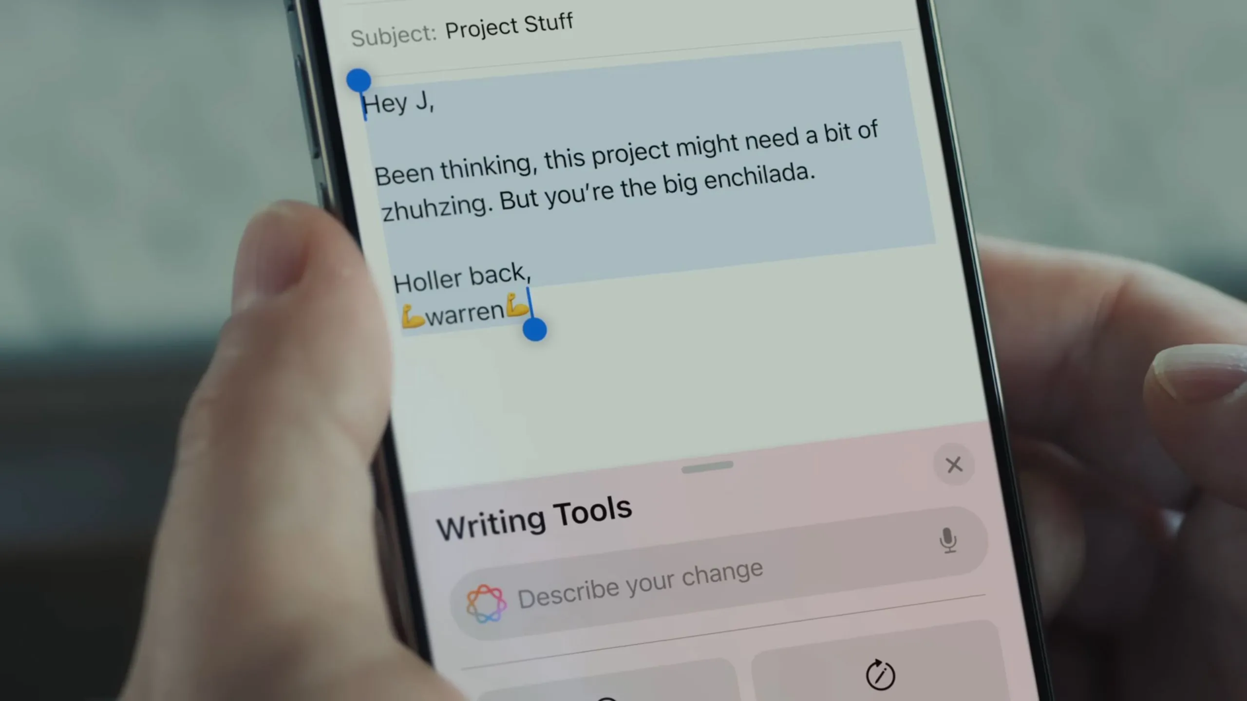 Ảnh chụp màn hình quảng cáo Apple Intelligence hiển thị công cụ viết email