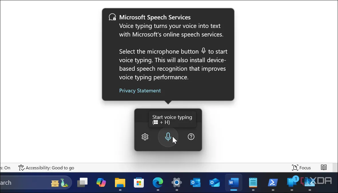 Ảnh chụp màn hình tính năng gõ bằng giọng nói trên Windows 11, hiển thị biểu tượng micro và văn bản đang được chuyển đổi từ lời nói trong Microsoft Word.