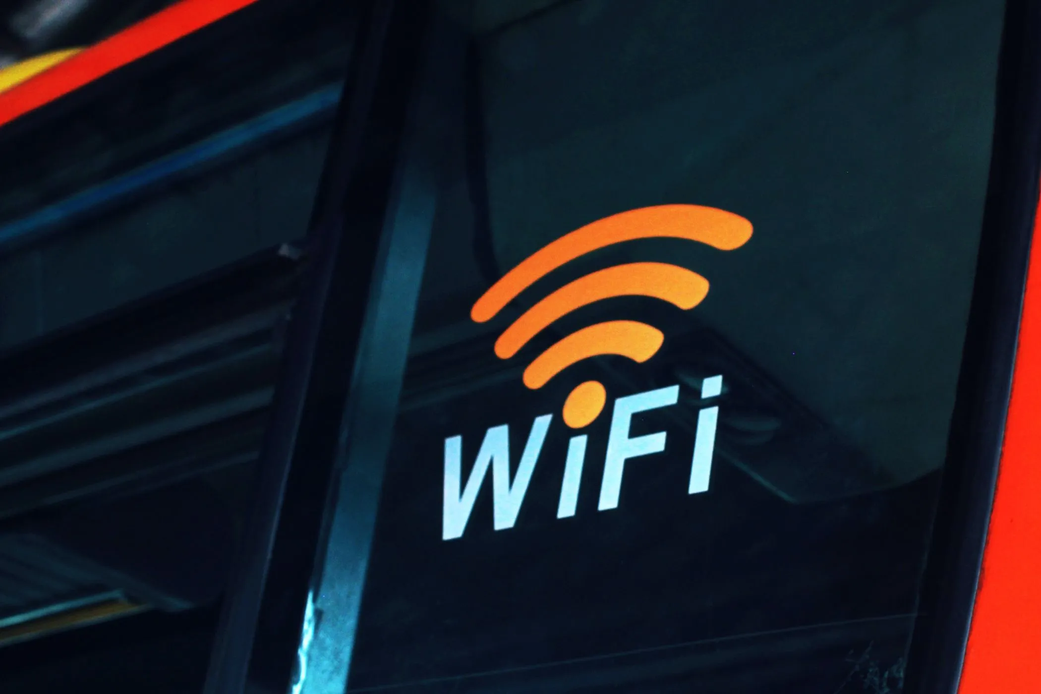 Biểu tượng Wi-Fi, tượng trưng cho công nghệ kết nối không dây hiện đại như Wi-Fi 7 và khả năng mở rộng mạng.
