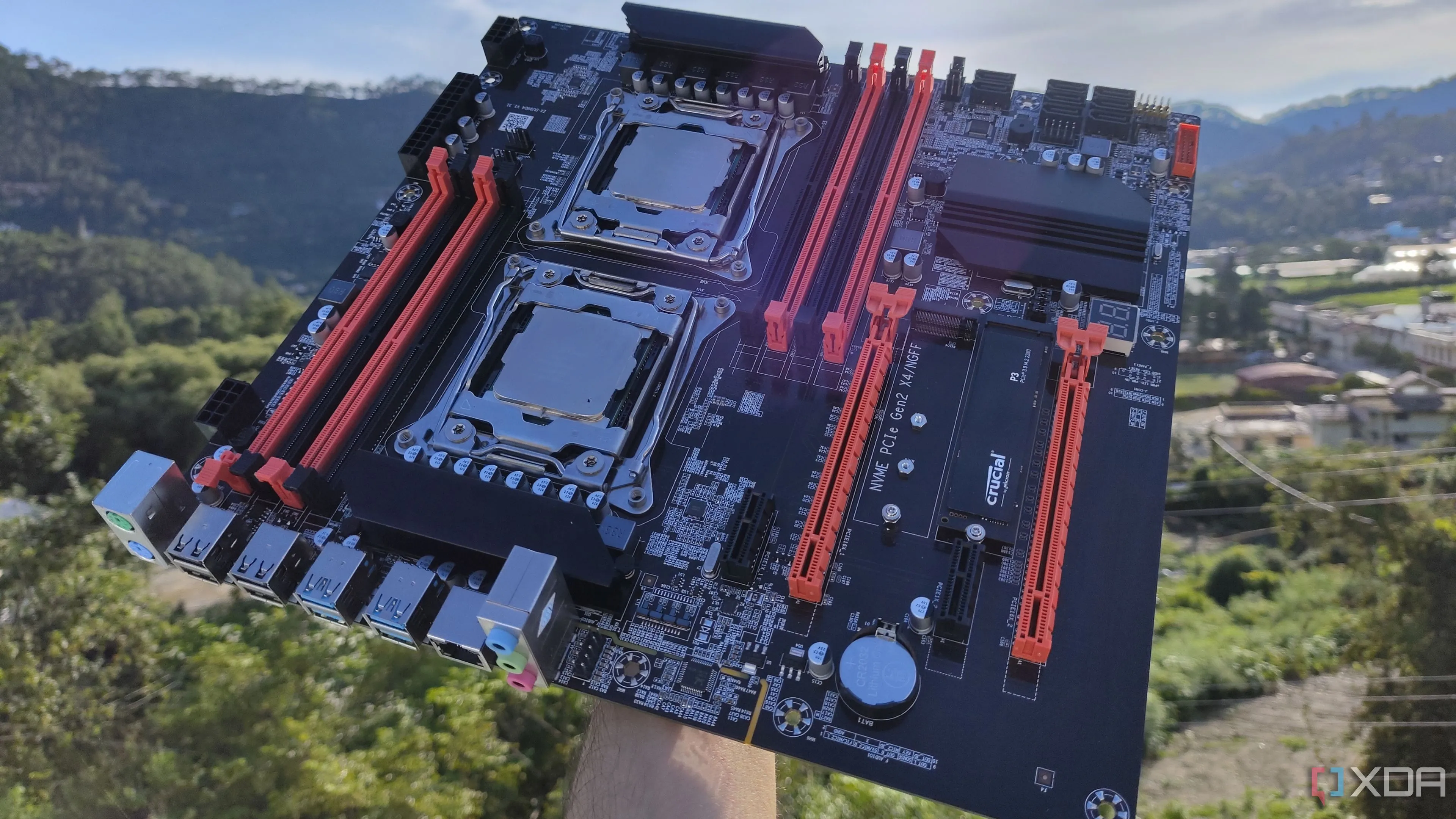 Bo mạch chủ máy chủ X99 với CPU Intel Xeon, tượng trưng cho hệ thống máy chủ tại nhà (home lab).
