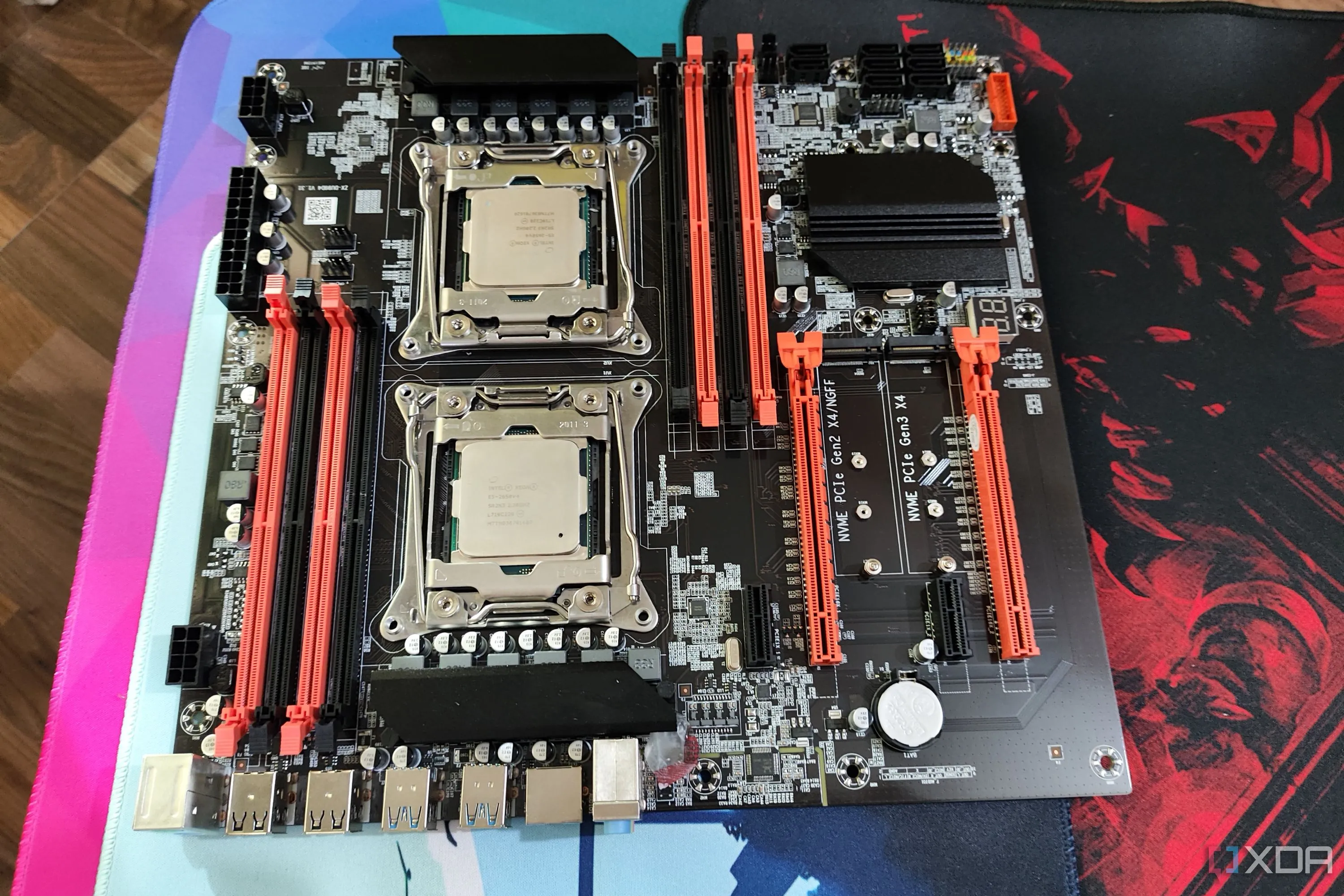 Bo mạch chủ server X99 với hai CPU Intel Xeon được gắn, minh họa cấu hình Dual-CPU tiêu thụ nhiều điện năng.